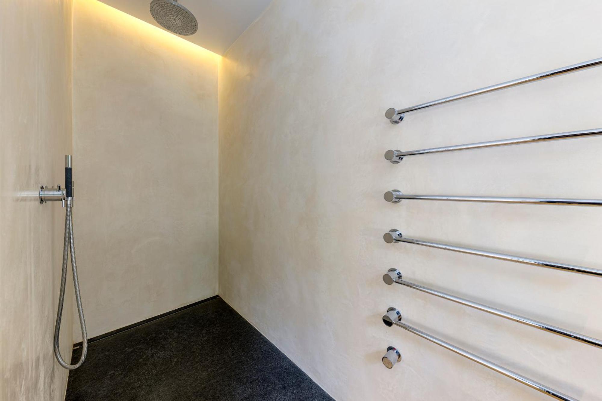 Luxurious 1000m2 With Garden And Pool *