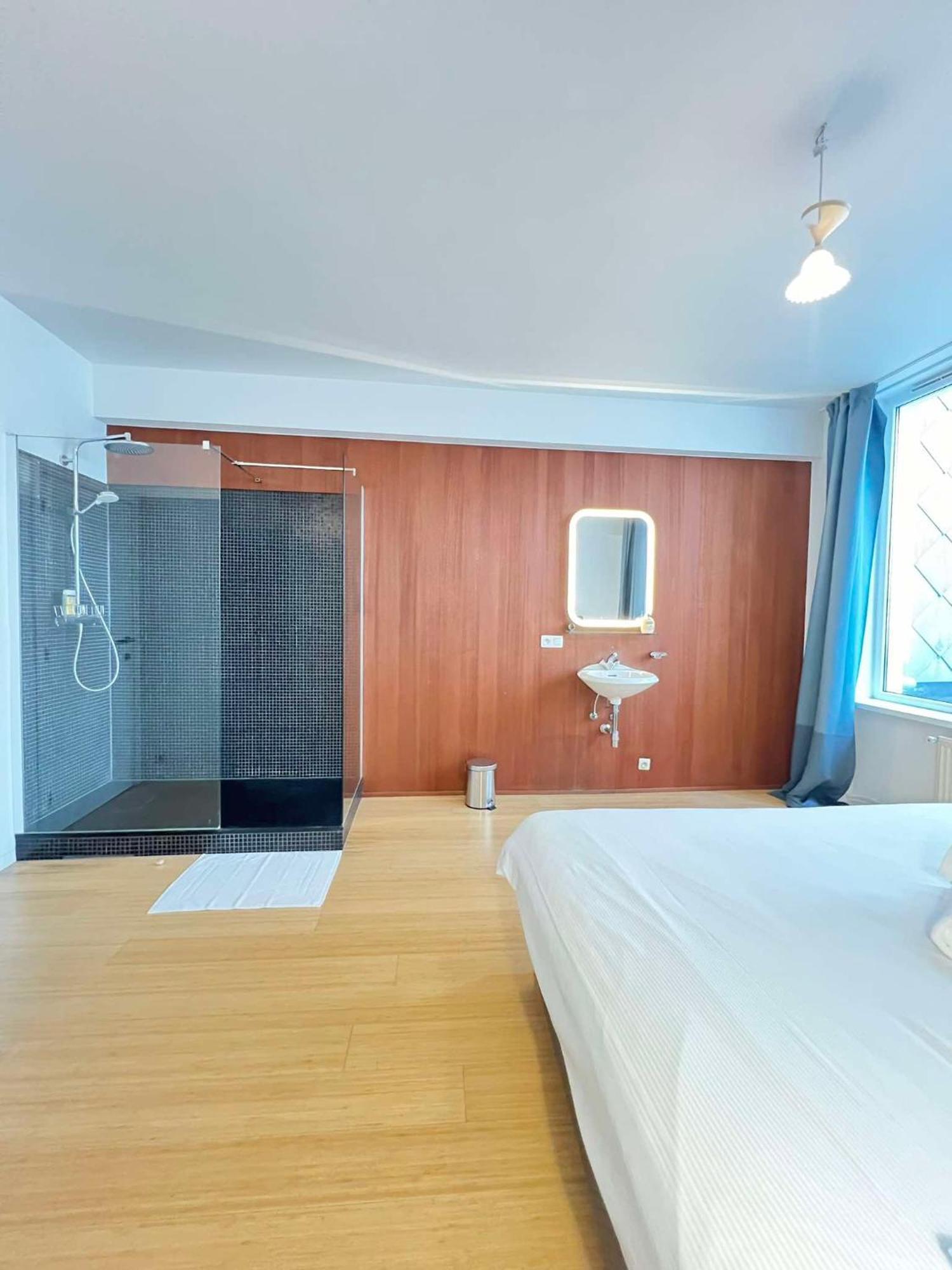 5 Min From Grand Place 1 Bedroom Apt Renovated!
