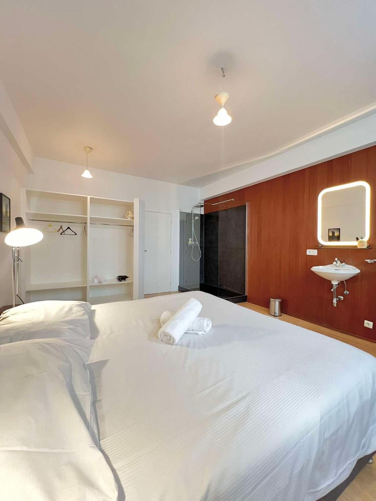 5 Min From Grand Place 1 Bedroom Apt Renovated!