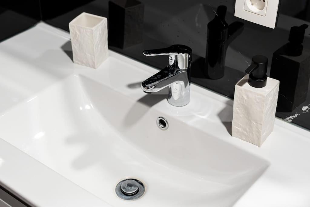 Apartment Luxueux 5 Chambre-verifiez Le Numero Sur Les Images *