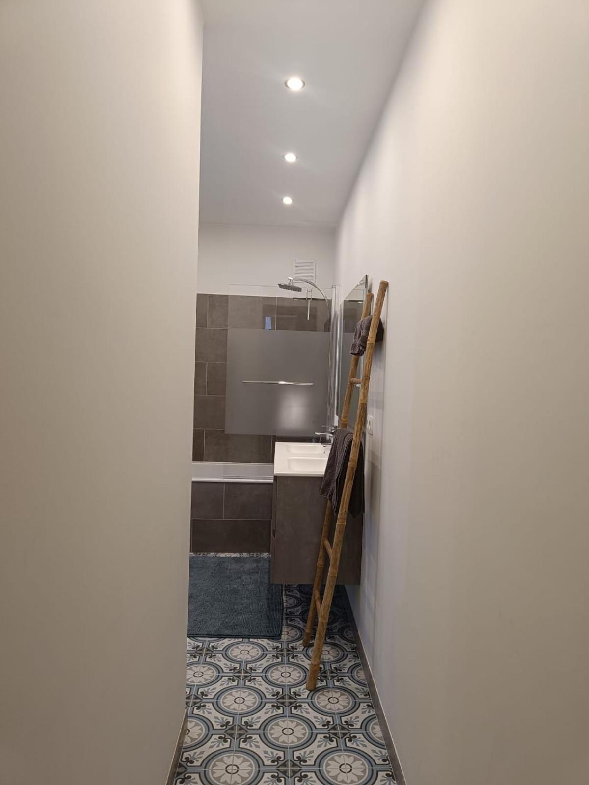 Modern Triplex 140m2 - 4 Bedrooms, 1 Living & 2 Bathrooms - 8 People In *