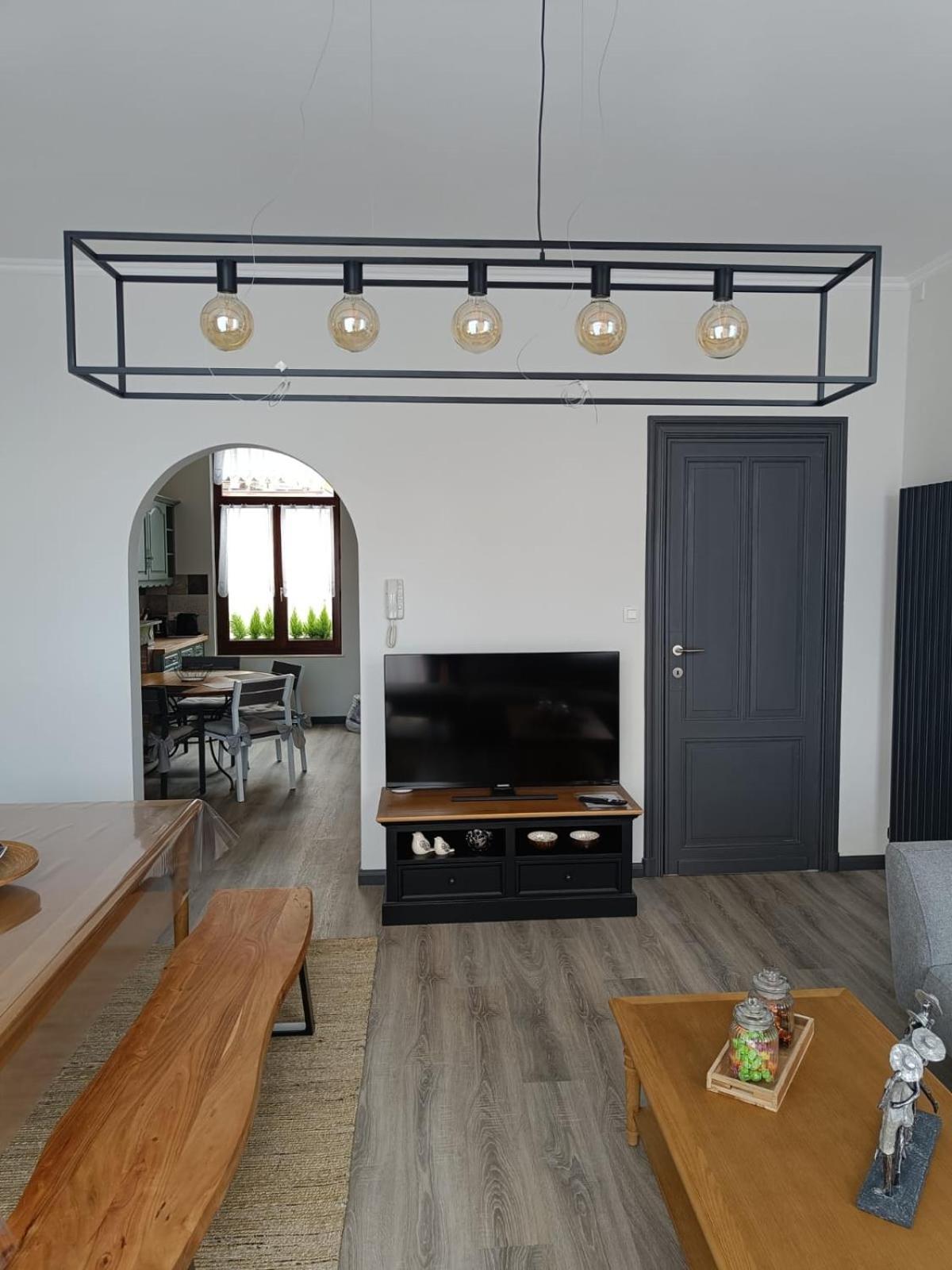 Modern Triplex 140m2 - 4 Bedrooms, 1 Living & 2 Bathrooms - 8 People In Apartment Brussels