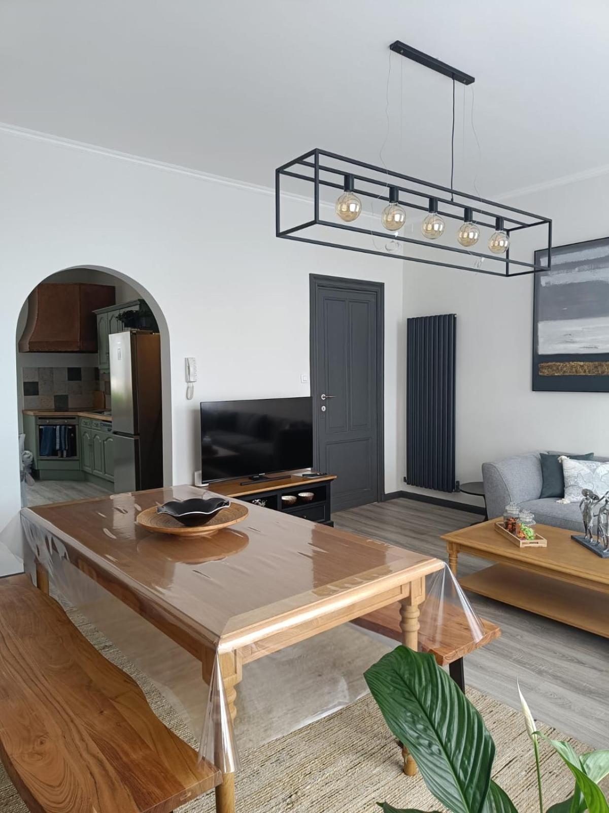 Modern Triplex 140m2 - 4 Bedrooms, 1 Living & 2 Bathrooms - 8 People In Apartment *