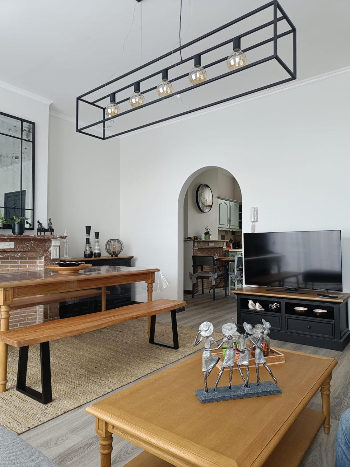 Modern Triplex 140m2 - 4 Bedrooms, 1 Living & 2 Bathrooms - 8 People In Apartment Brussels