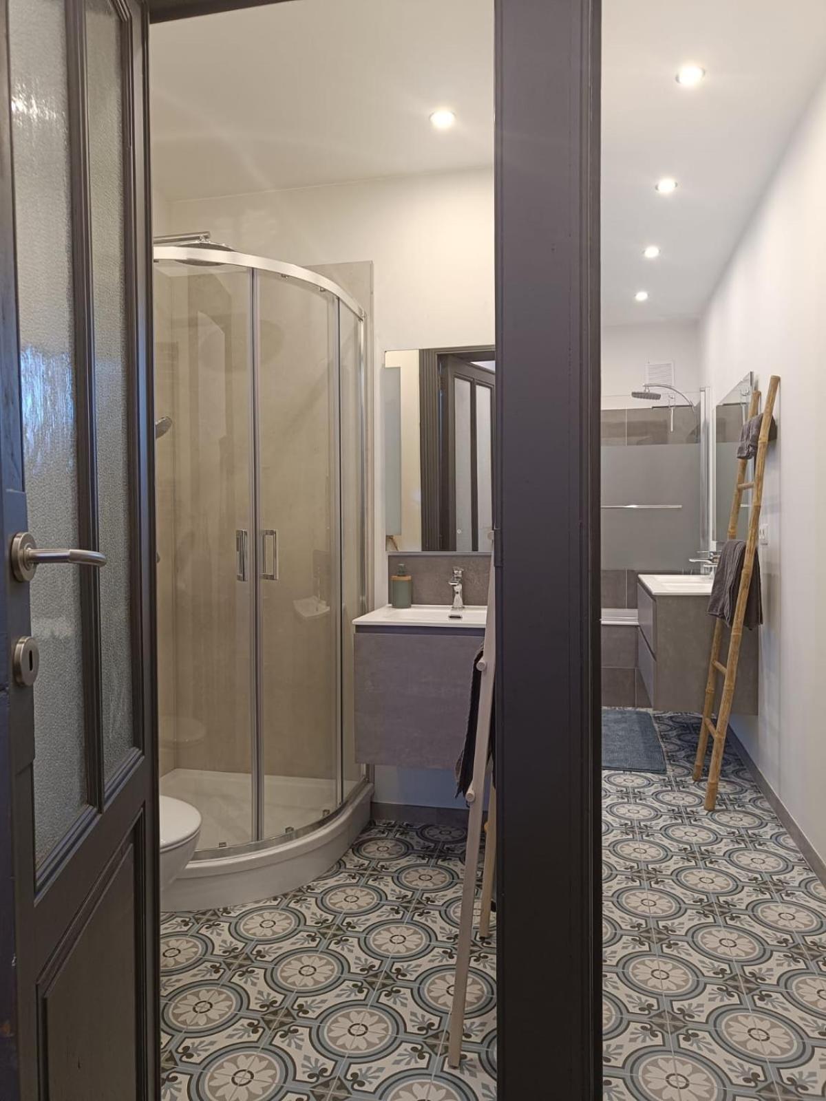 Apartment Modern Triplex 140m2 - 4 Bedrooms, 1 Living & 2 Bathrooms - 8 People In Brussels
