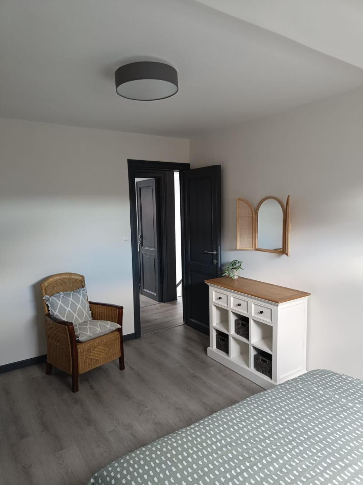 Modern Triplex 140m2 - 4 Bedrooms, 1 Living & 2 Bathrooms - 8 People In Apartment