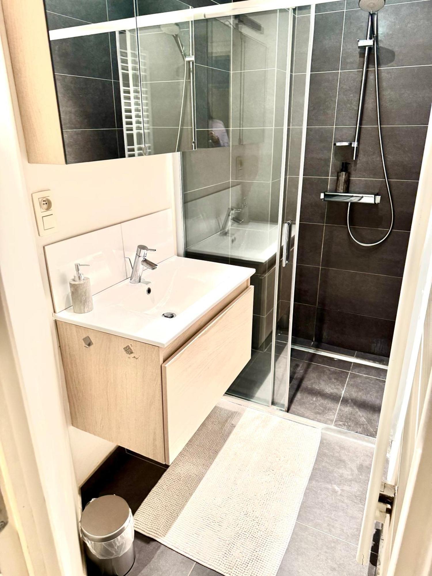 Beautiful 2 Bedroom Familiar Luxury Apartment *