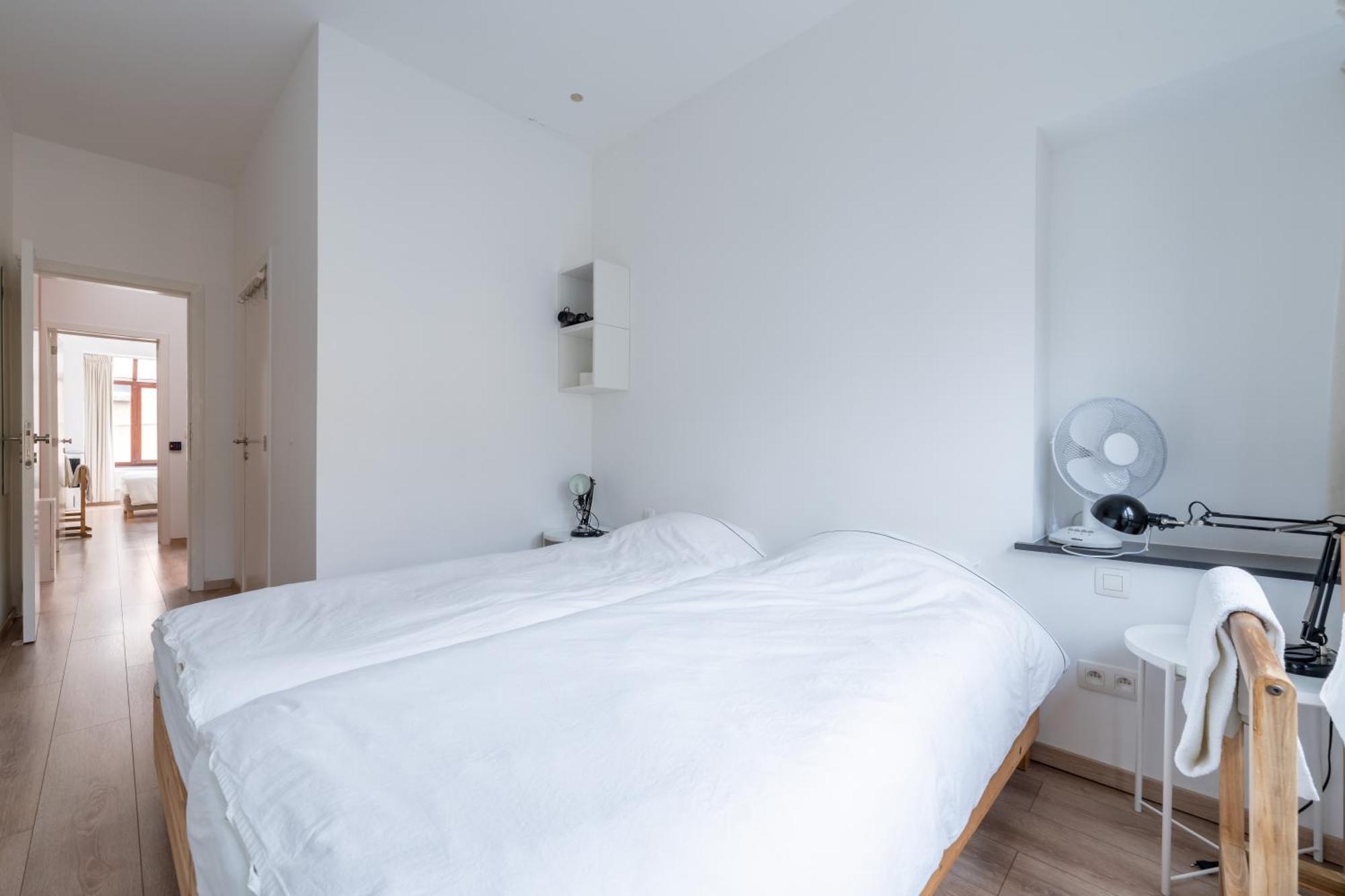 6 Bedroom House With Private Bathrooms In Bxl Downtown Apartment