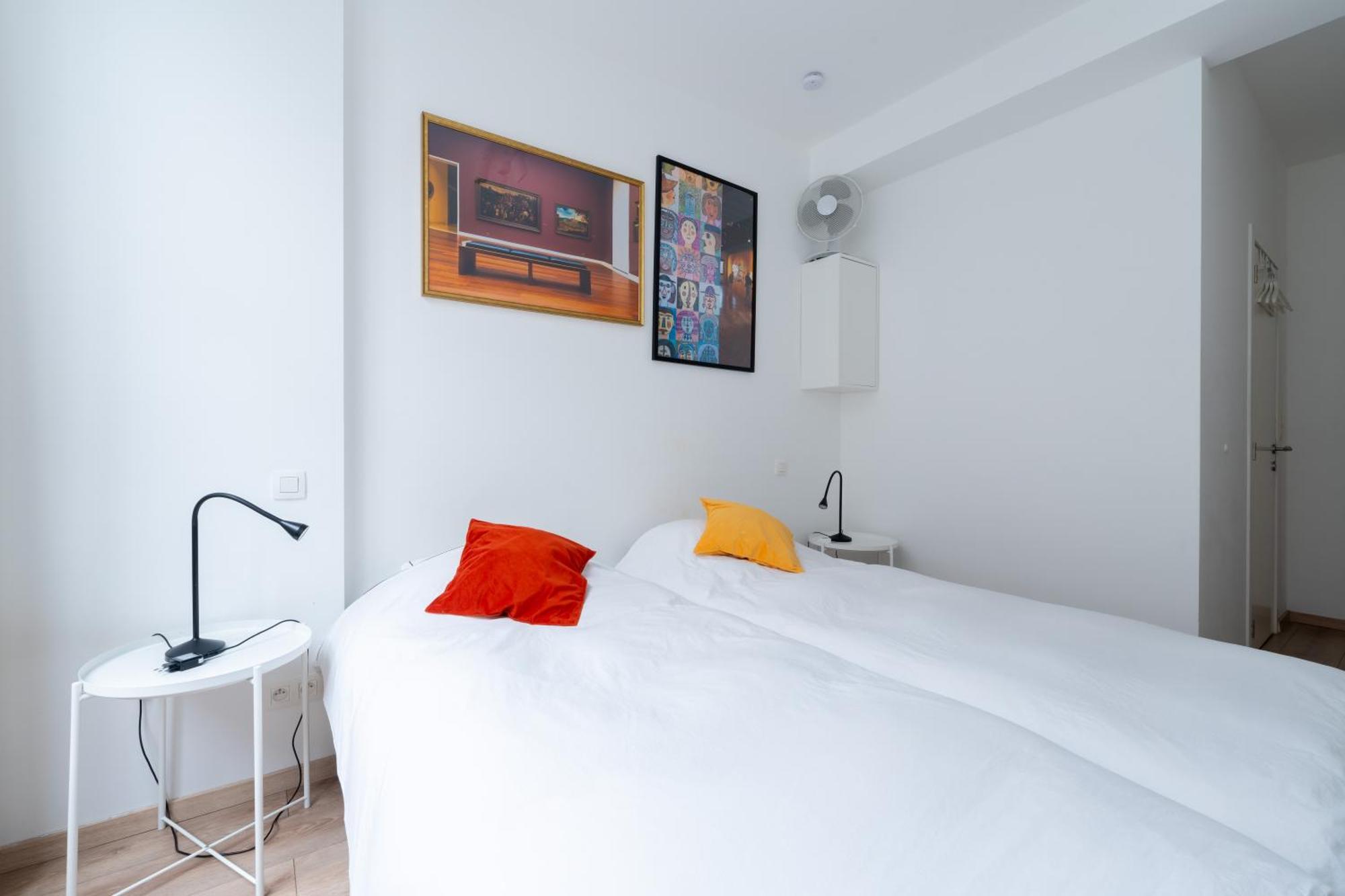 6 Bedroom House With Private Bathrooms In Bxl Downtown *