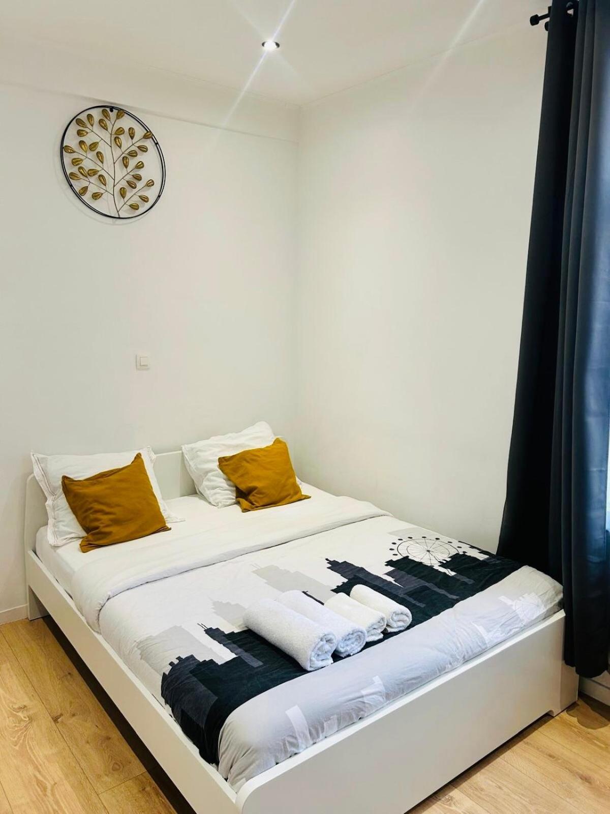 De Standing Brady Muandaz *