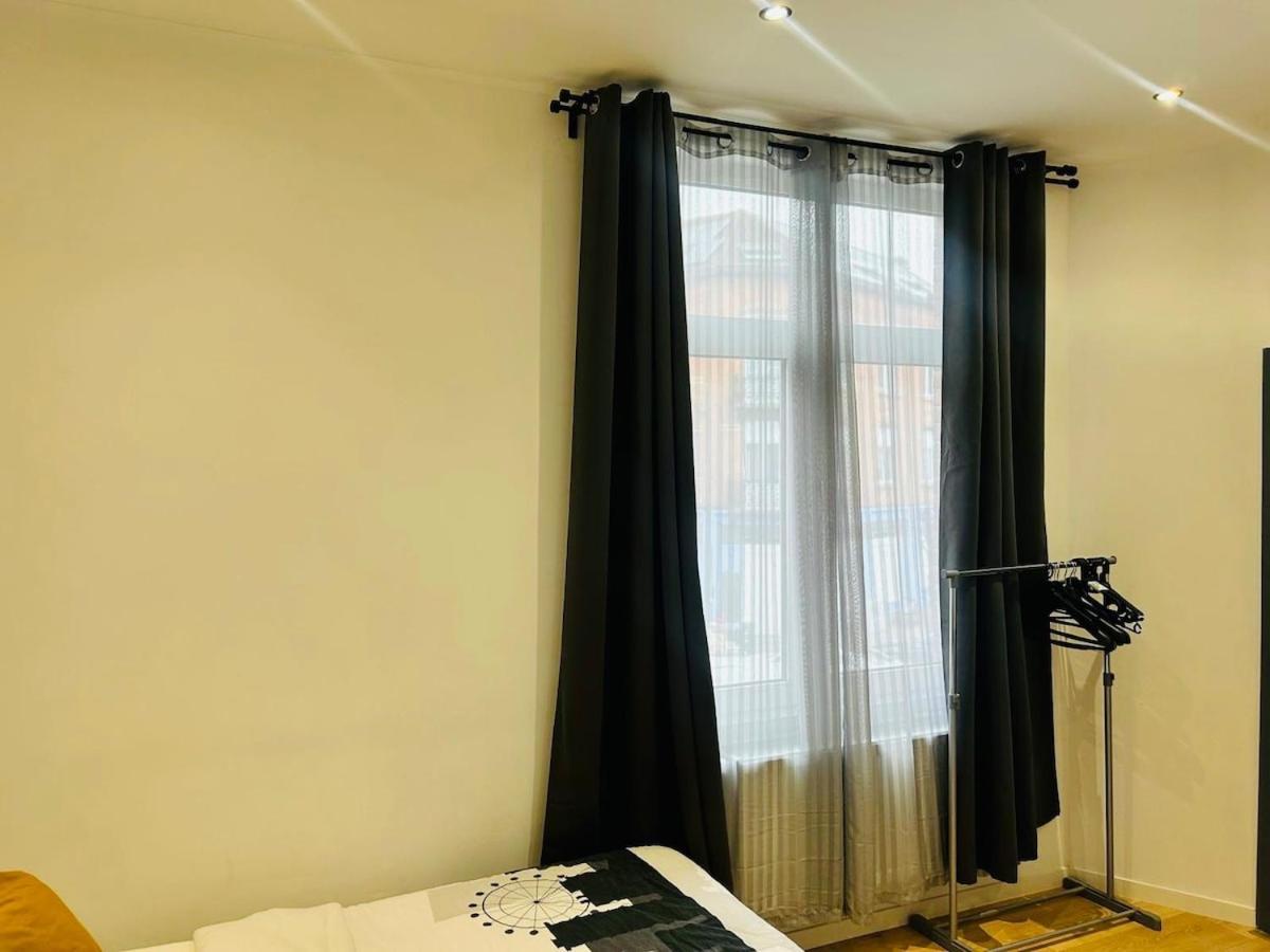 De Standing Brady Muandaz * Brussels