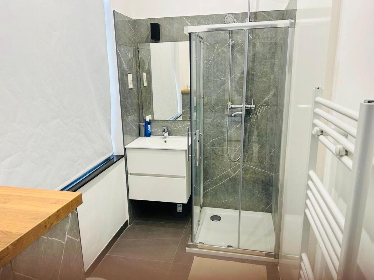 De Standing Brady Muandaz * Brussels