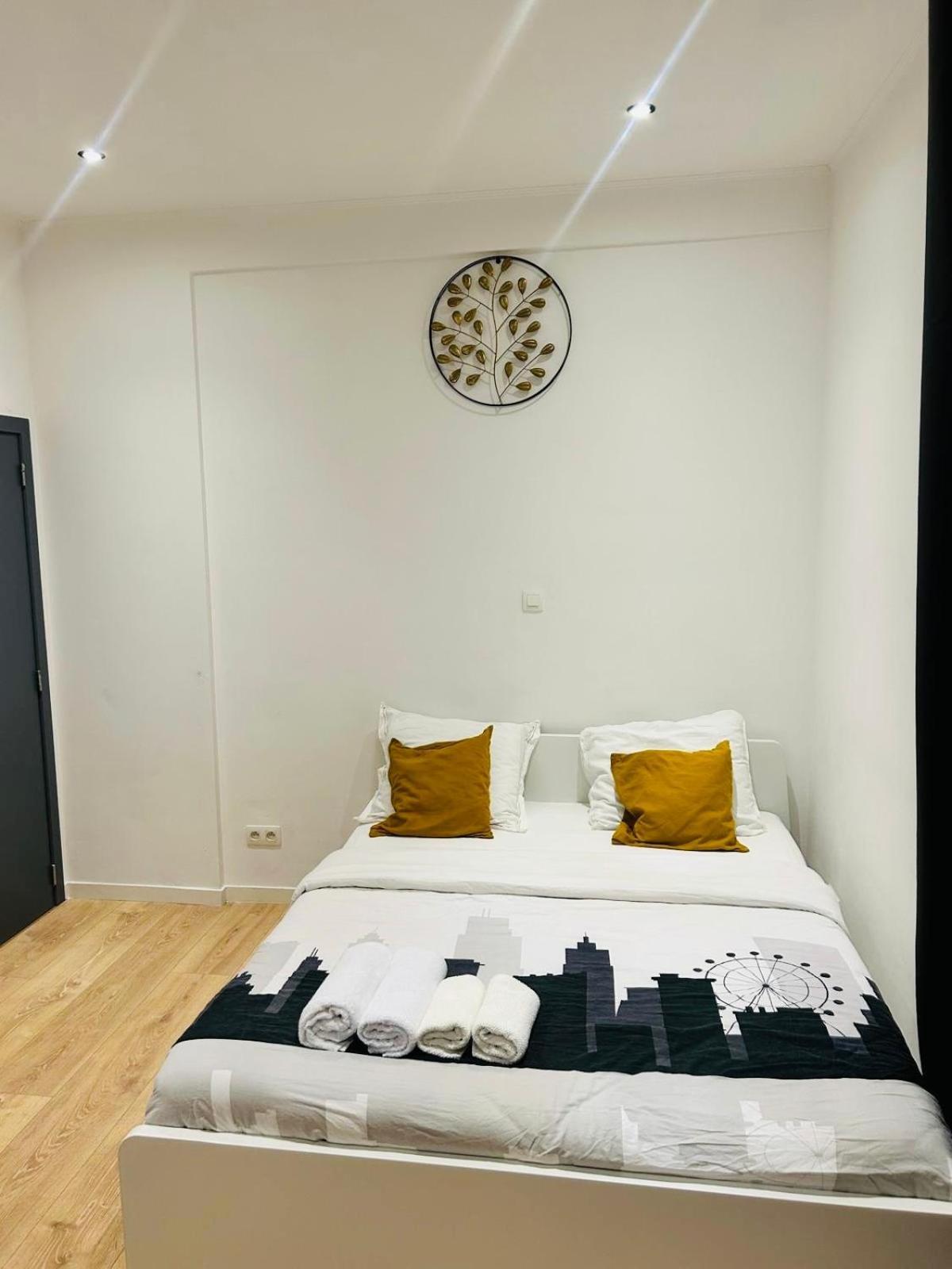 De Standing Brady Muandaz