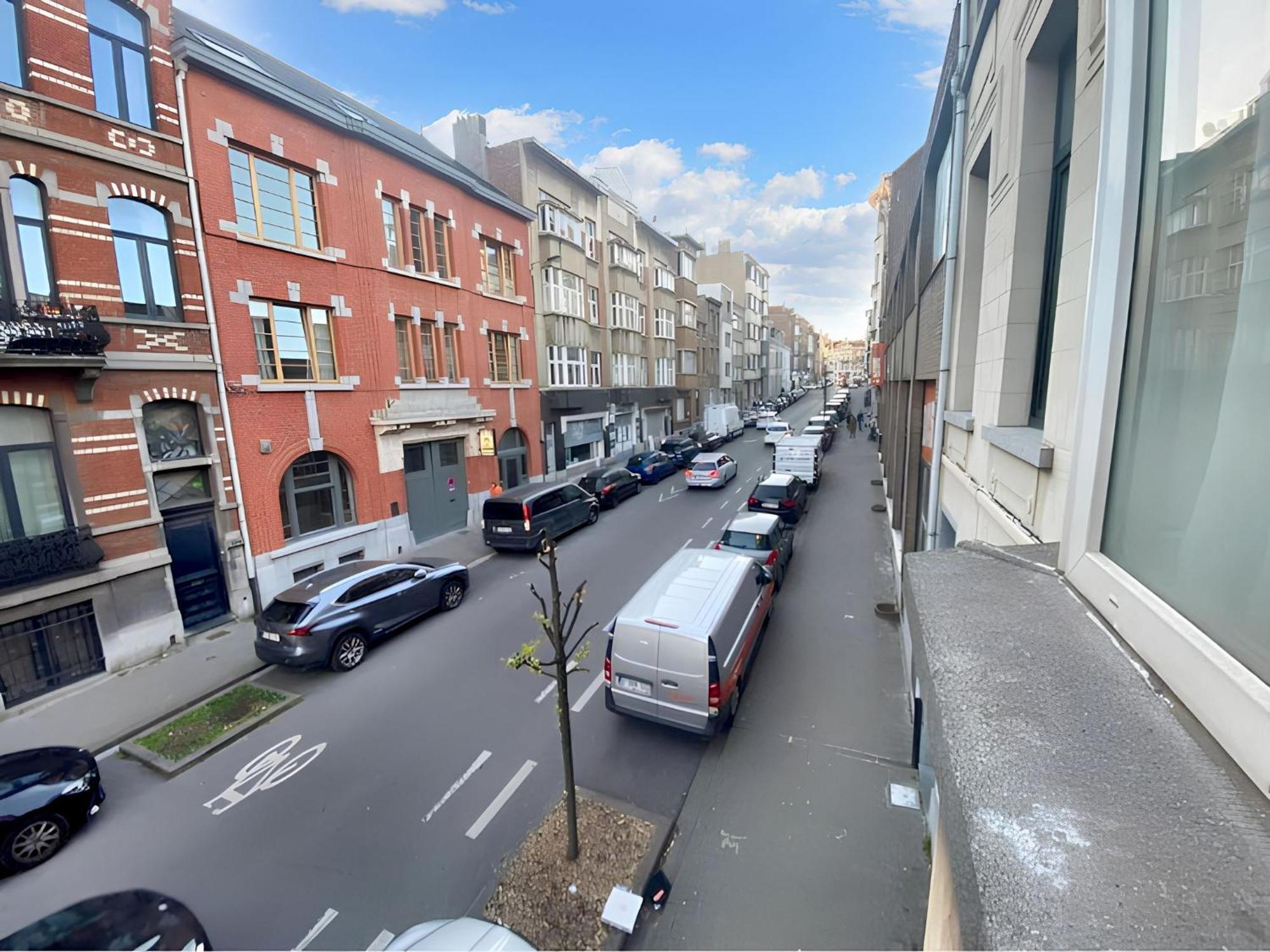Apartment Modern In Molenbeek Saint Jean / 77 M² / Parking