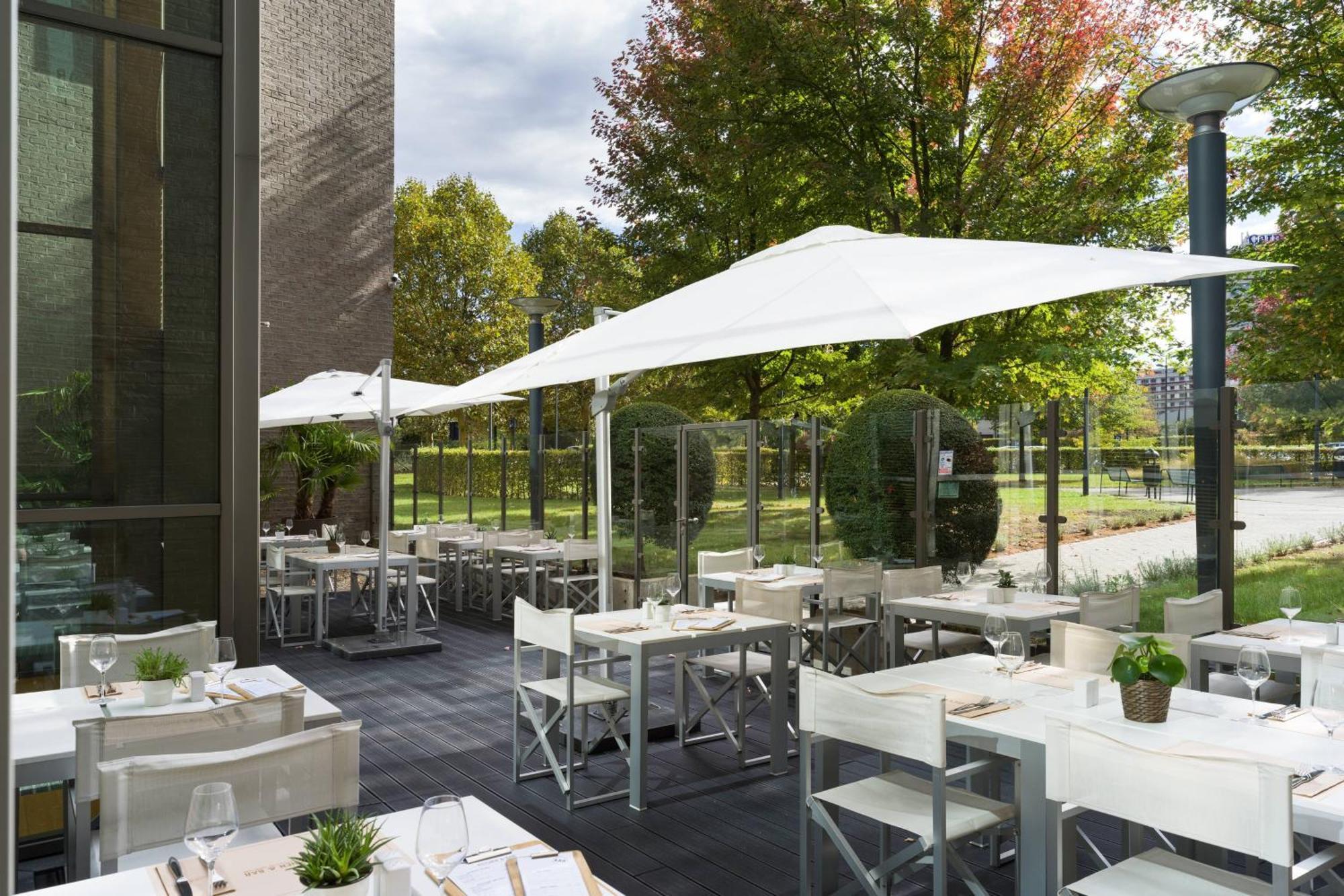Courtyard By Marriott Hotel