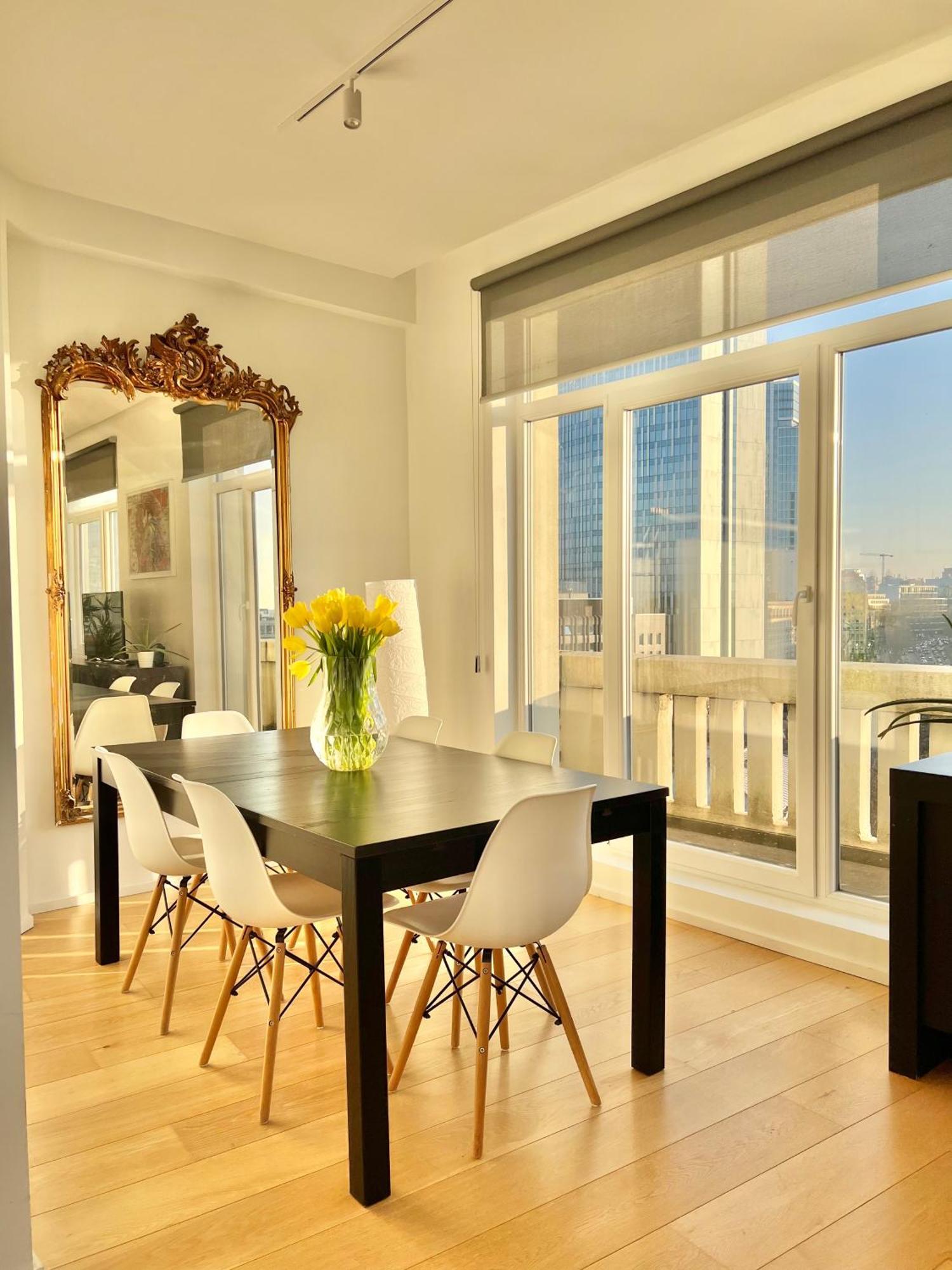 Lovely Loft In Panoramic View!