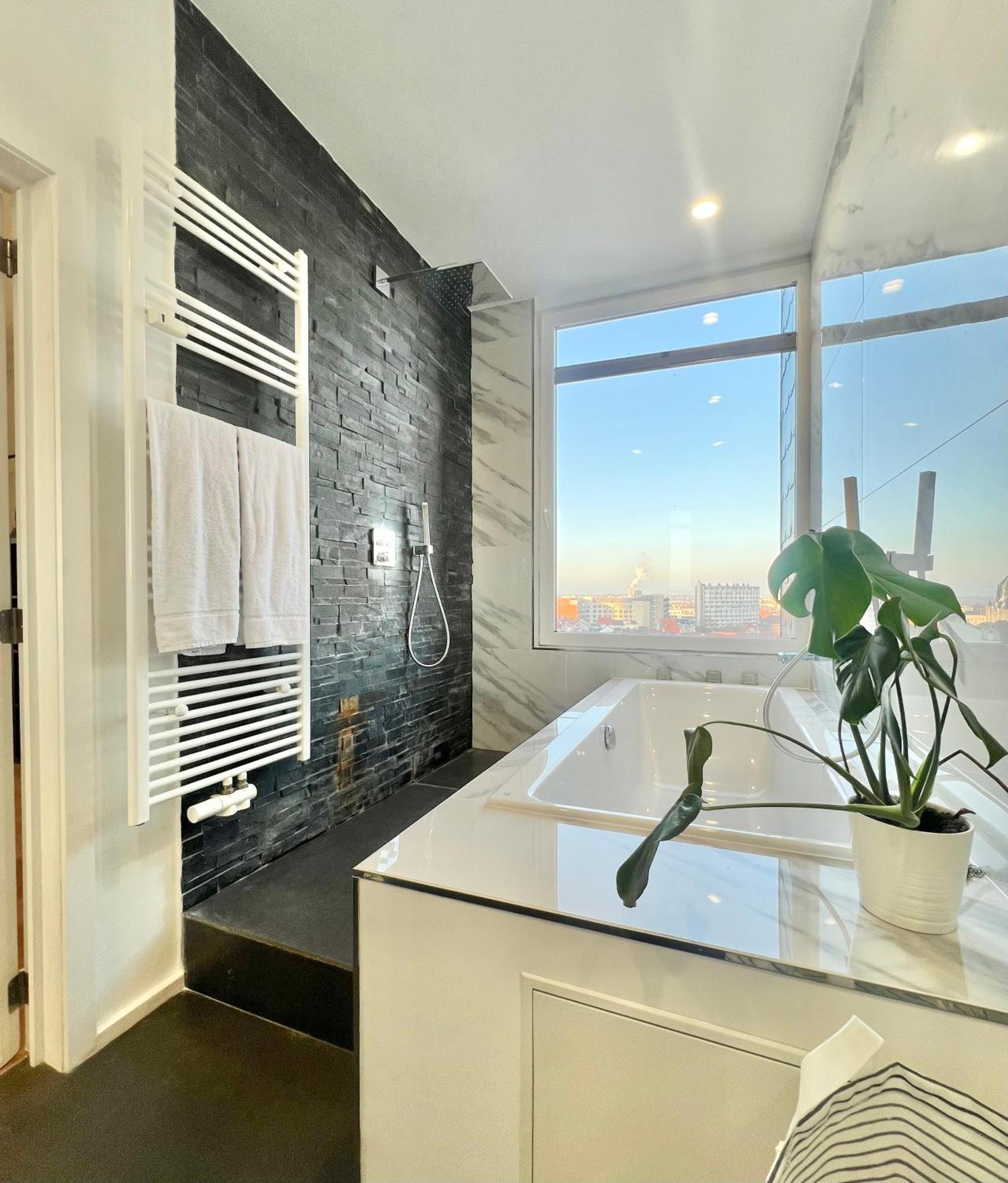 Lovely Loft In Panoramic View!