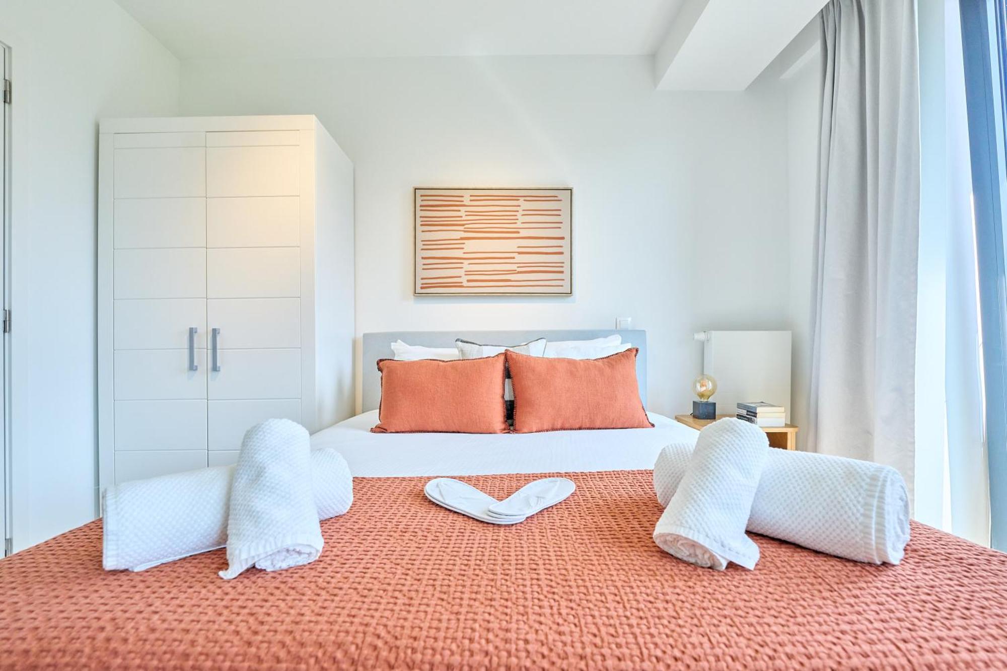 Spacious In Apartment *
