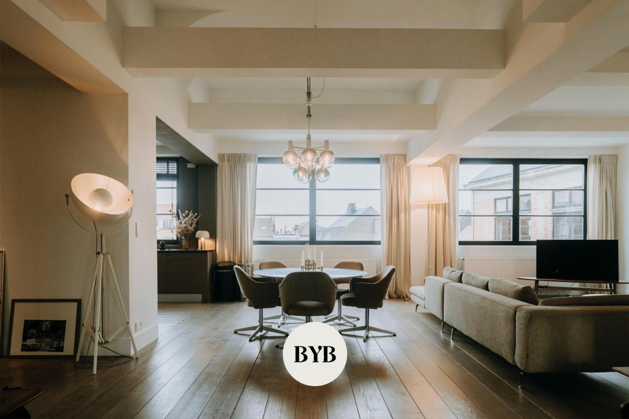 Magnificent Loft - 3 Bedroom Duplex Apartment *