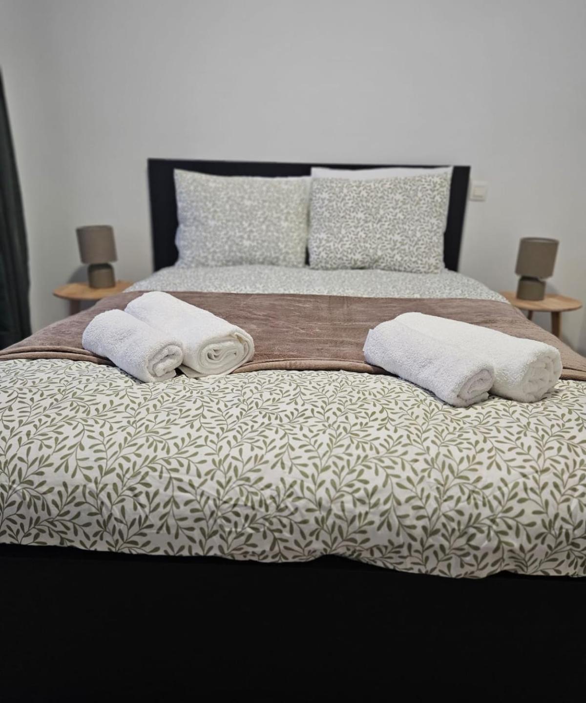 With Terrace 2 Apartment *