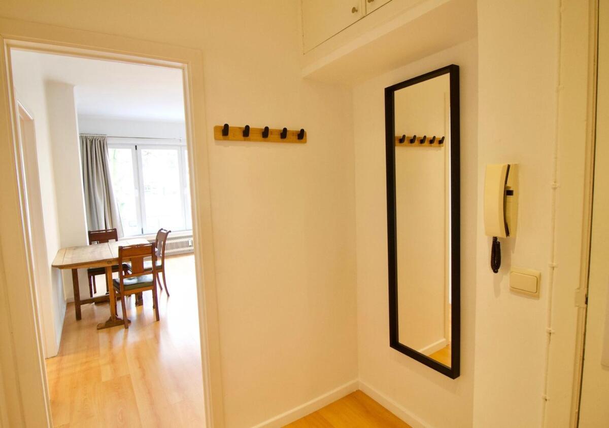 Very & Large Studio-plasky