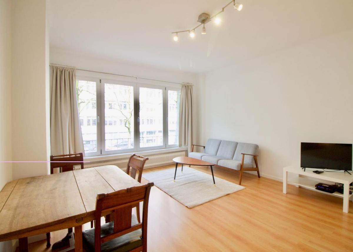 Very & Large Studio-plasky Apartment