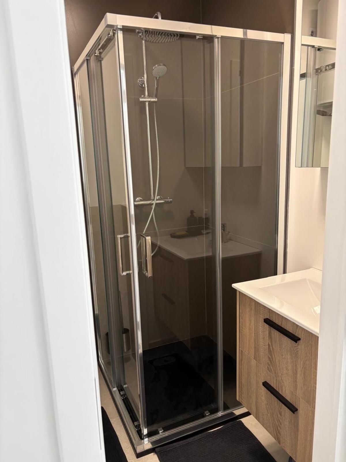 Modern 1 Bedroom And Sofa Bed Apartment *