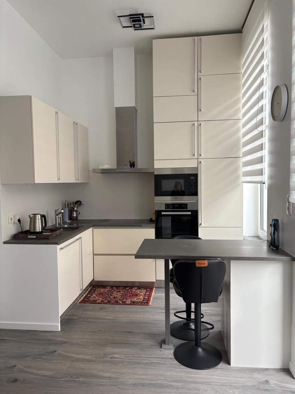 Modern 1 Bedroom And Sofa Bed Apartment *