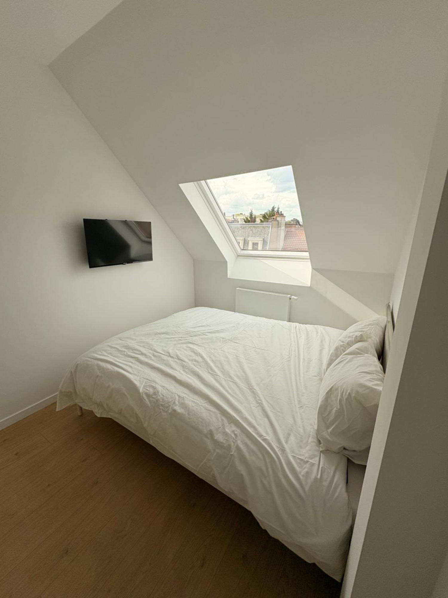 Bright And Minimalist Private Bedroom Montgomery Area Guest house *
