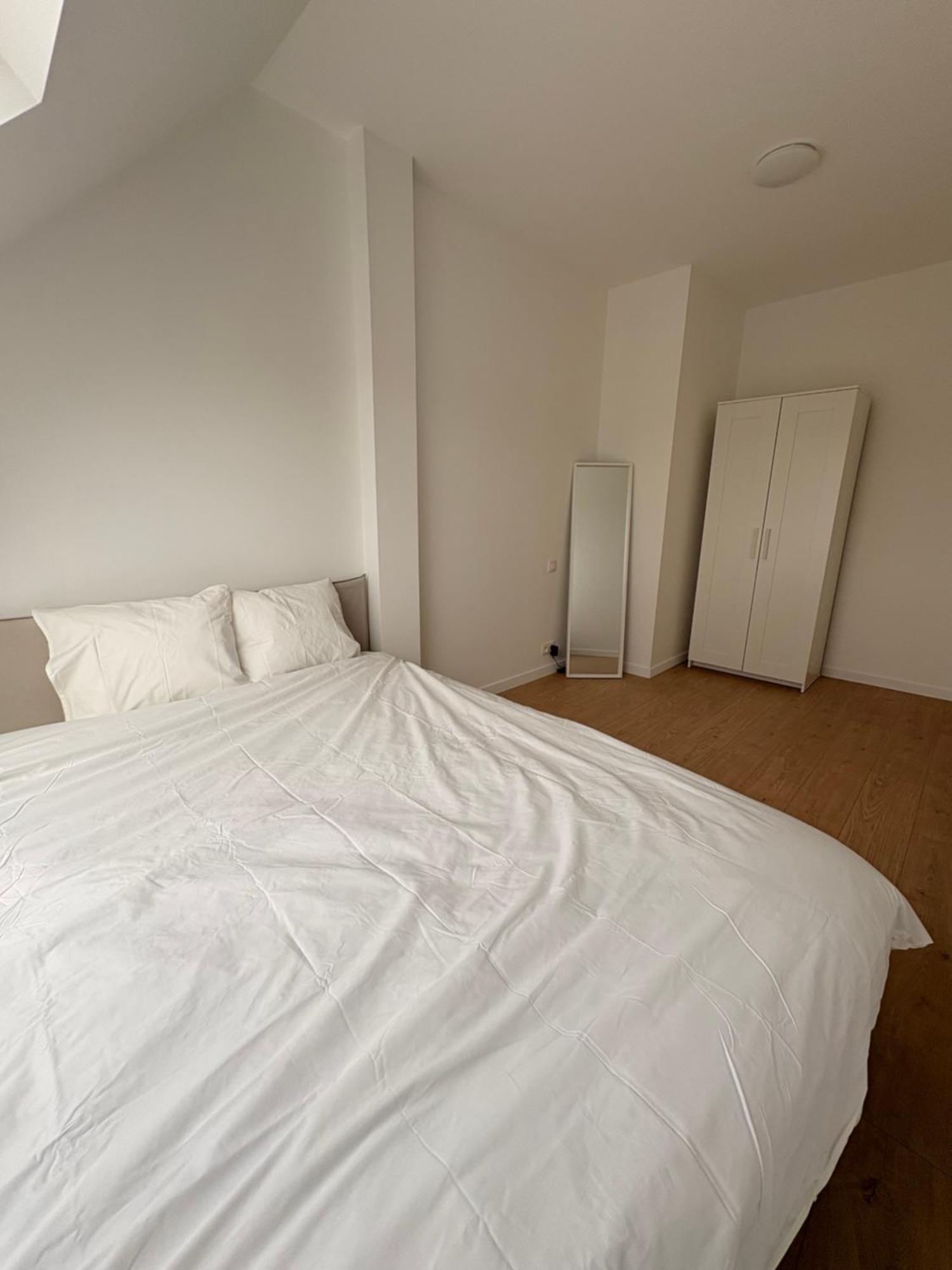 Bright And Minimalist Private Bedroom Montgomery Area Bruxelas