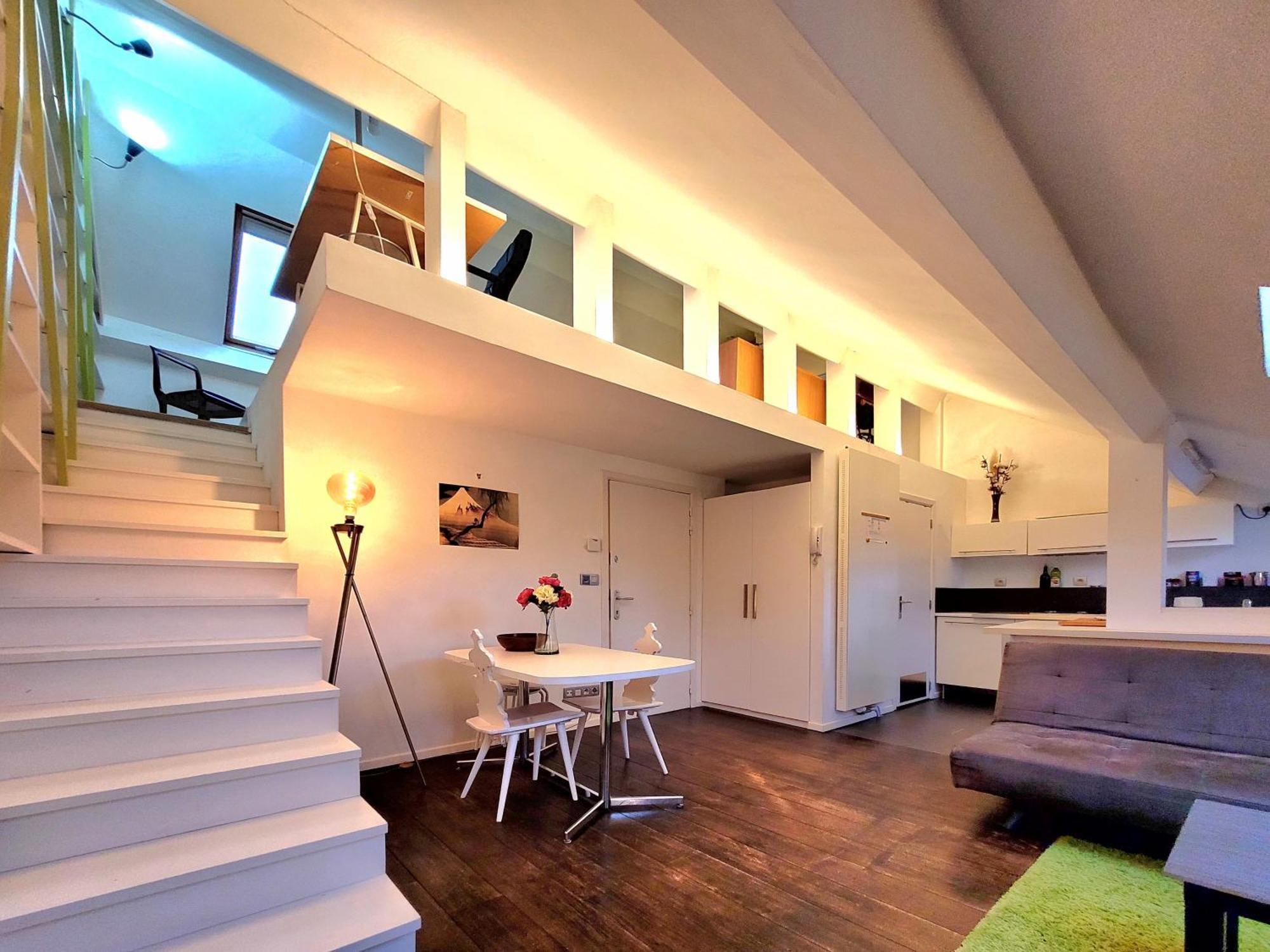 Cosy Flat, Location