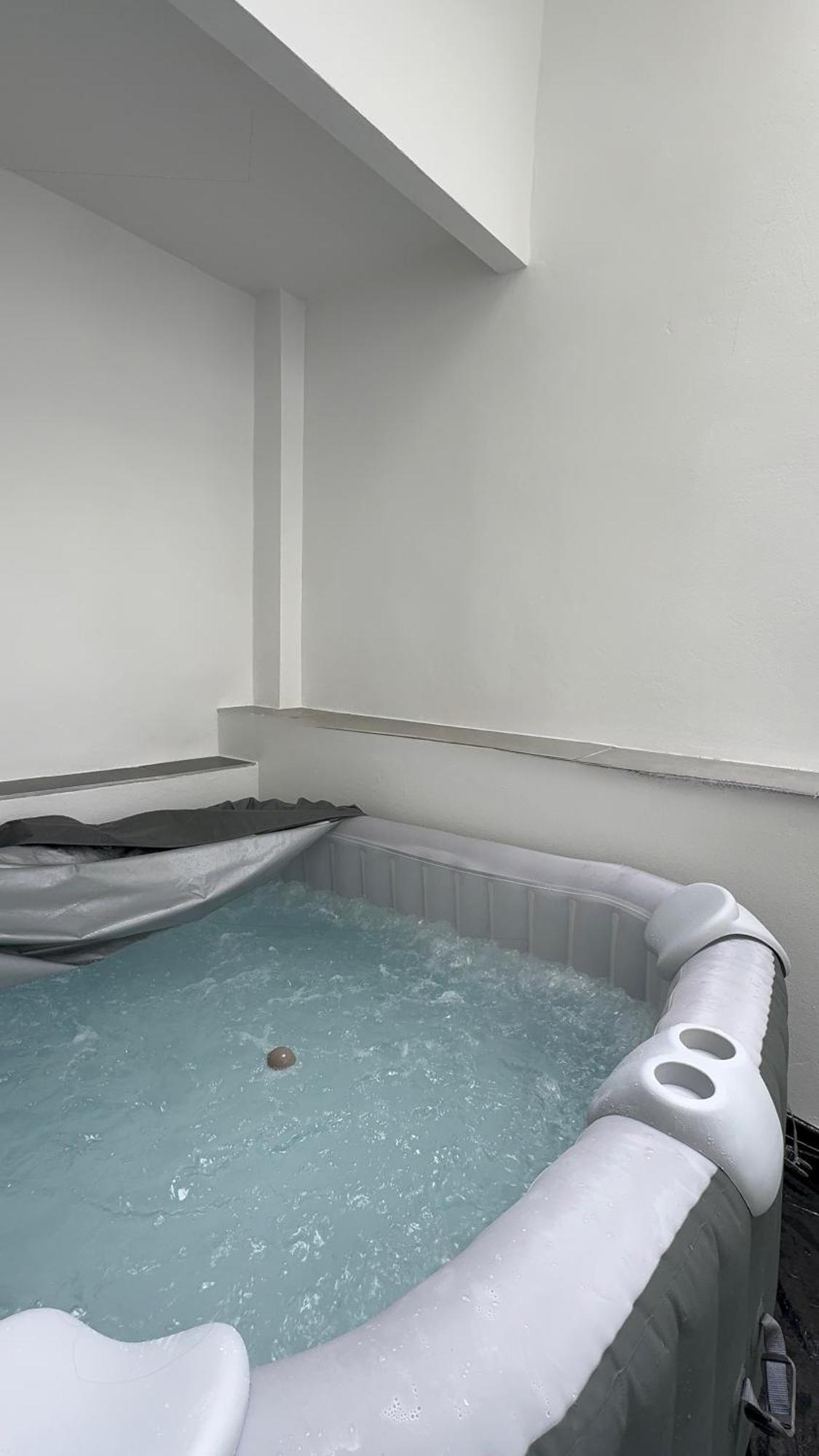 Luxury 2br & Jacuzzi Near Expo 12 & Ing Arena *