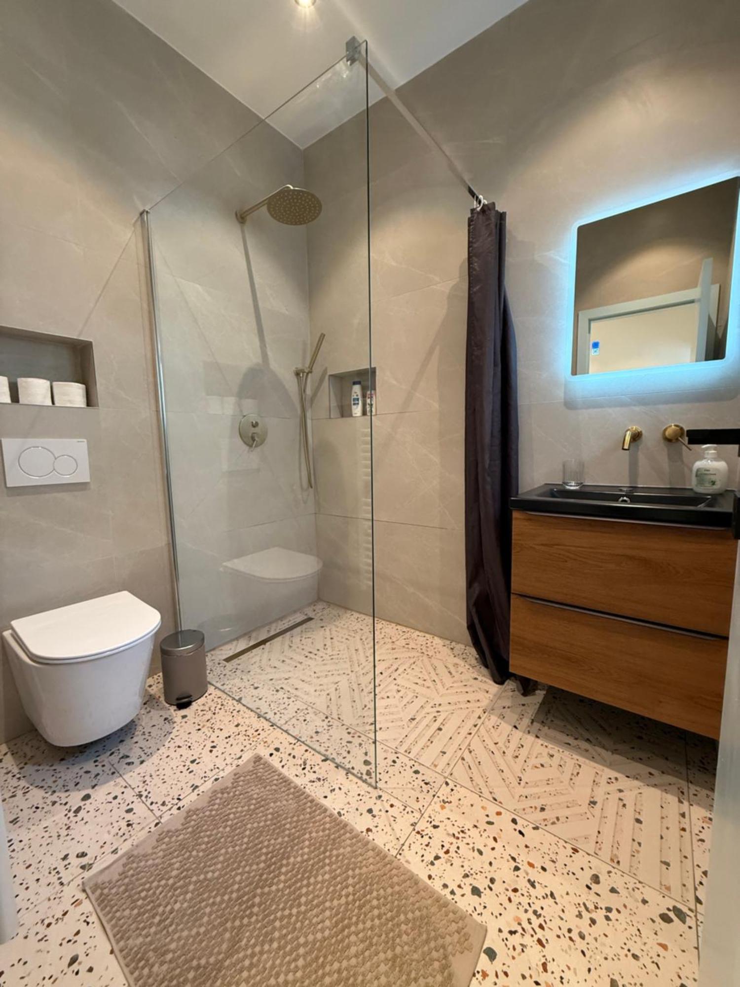 Le Goujons - New Near Midi Station * Brussels