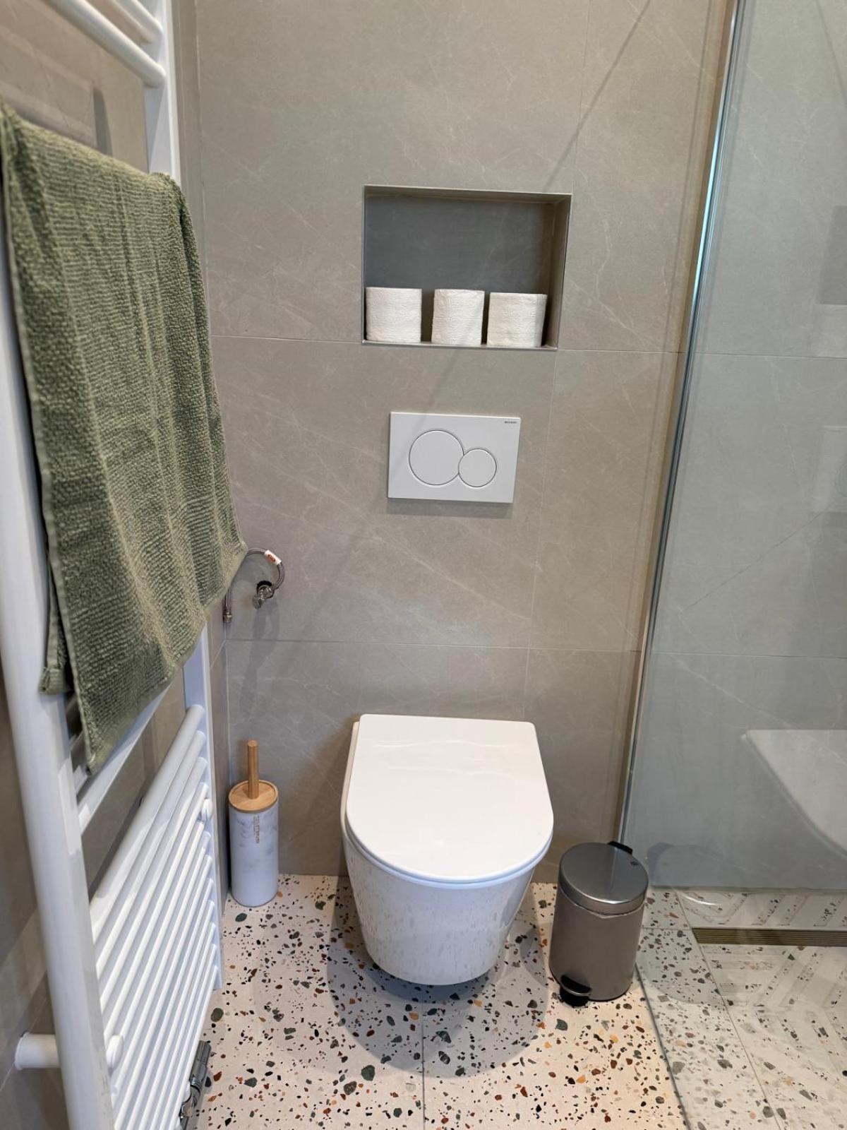 Le Goujons - New Near Midi Station Apartment Brussels