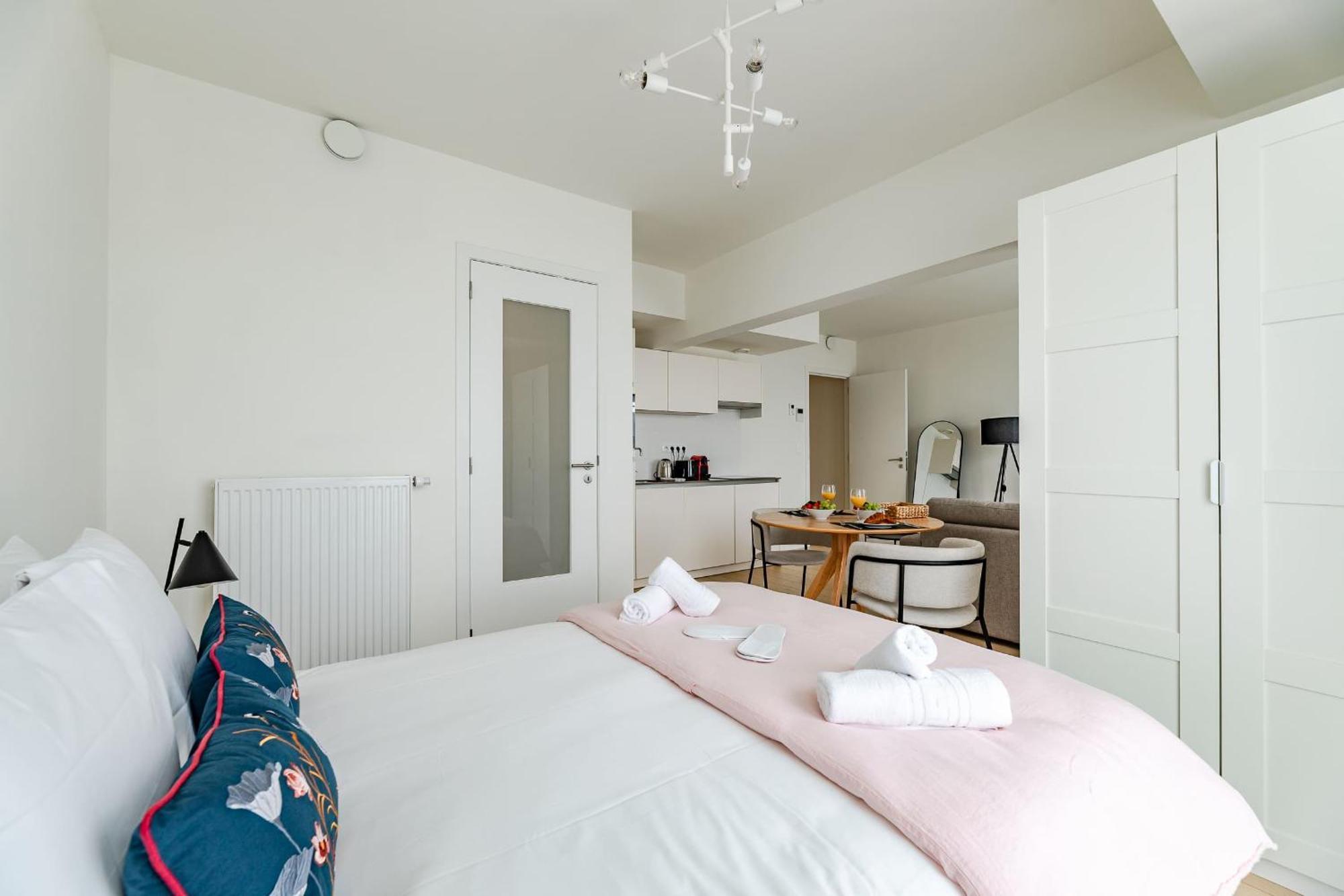 Large In A Serviced Building Apartment *