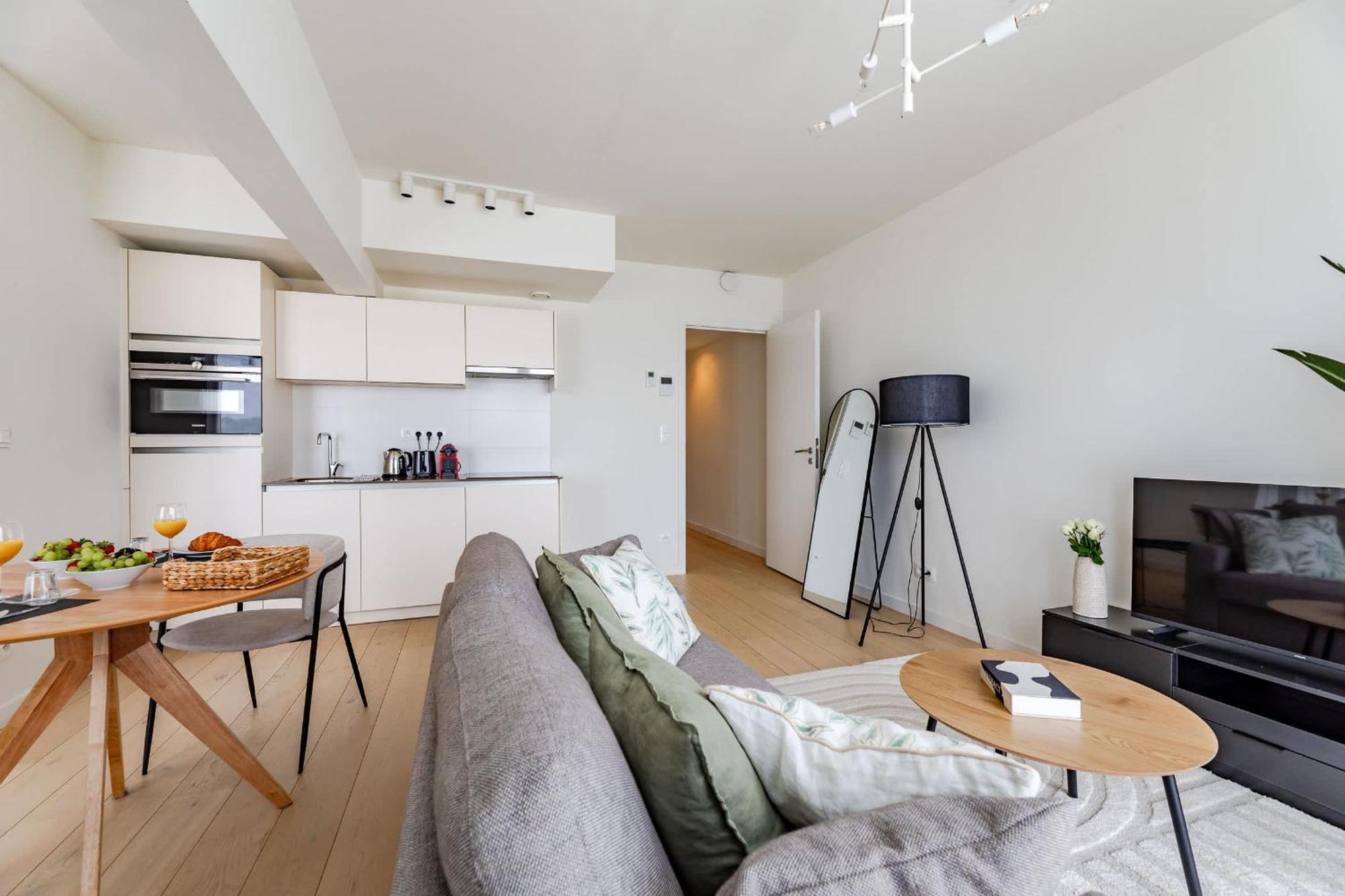 Large In A Serviced Building Apartment