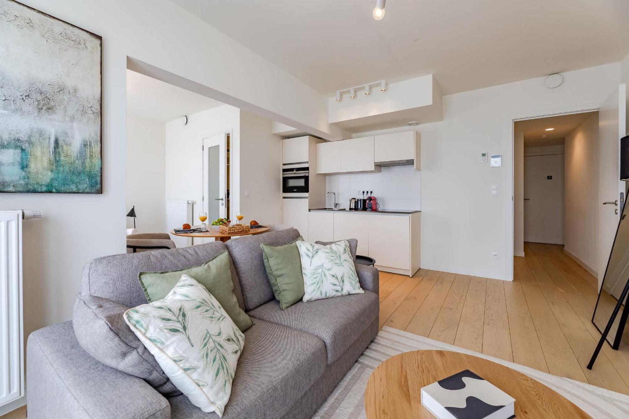 Large In A Serviced Building Apartment