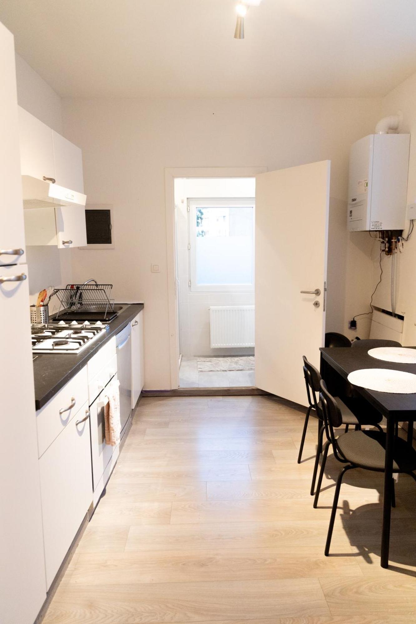 Sous Toit Lumineux Avec Garage Et 4 Pieces En Enfilade Apartment Brussels