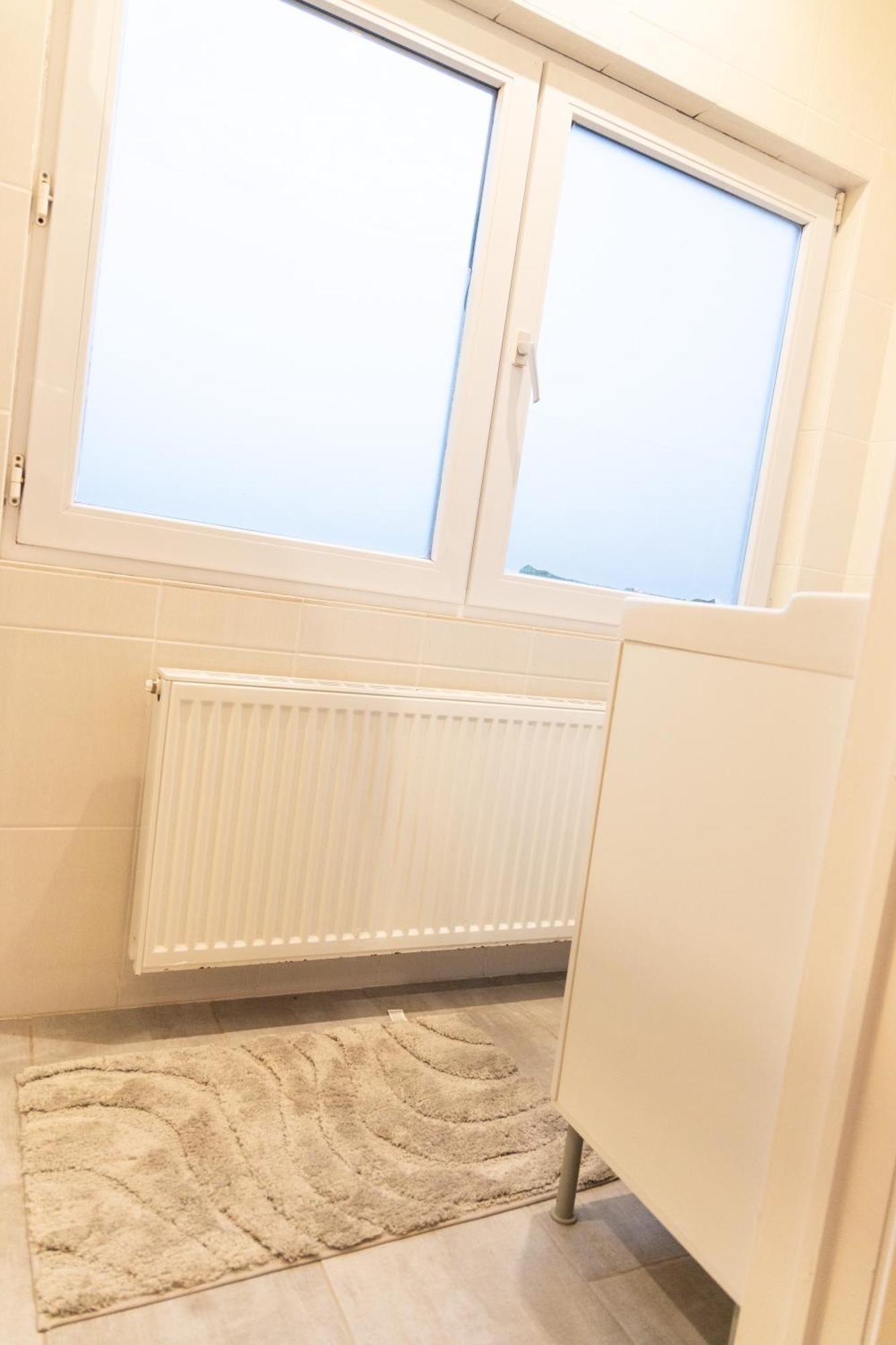 Sous Toit Lumineux Avec Garage Et 4 Pieces En Enfilade *