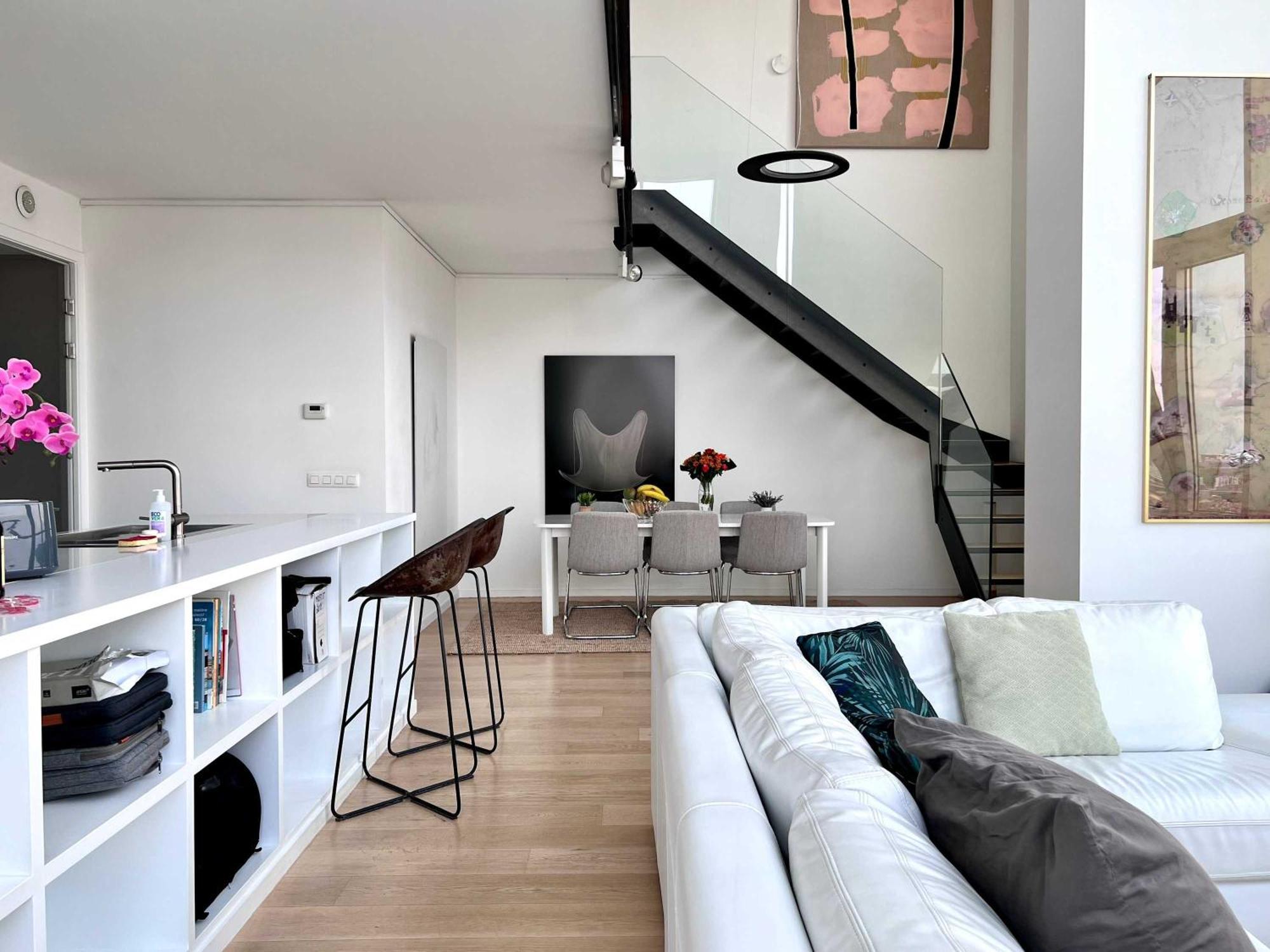 Penthouse With Stunning View Over Apartment *