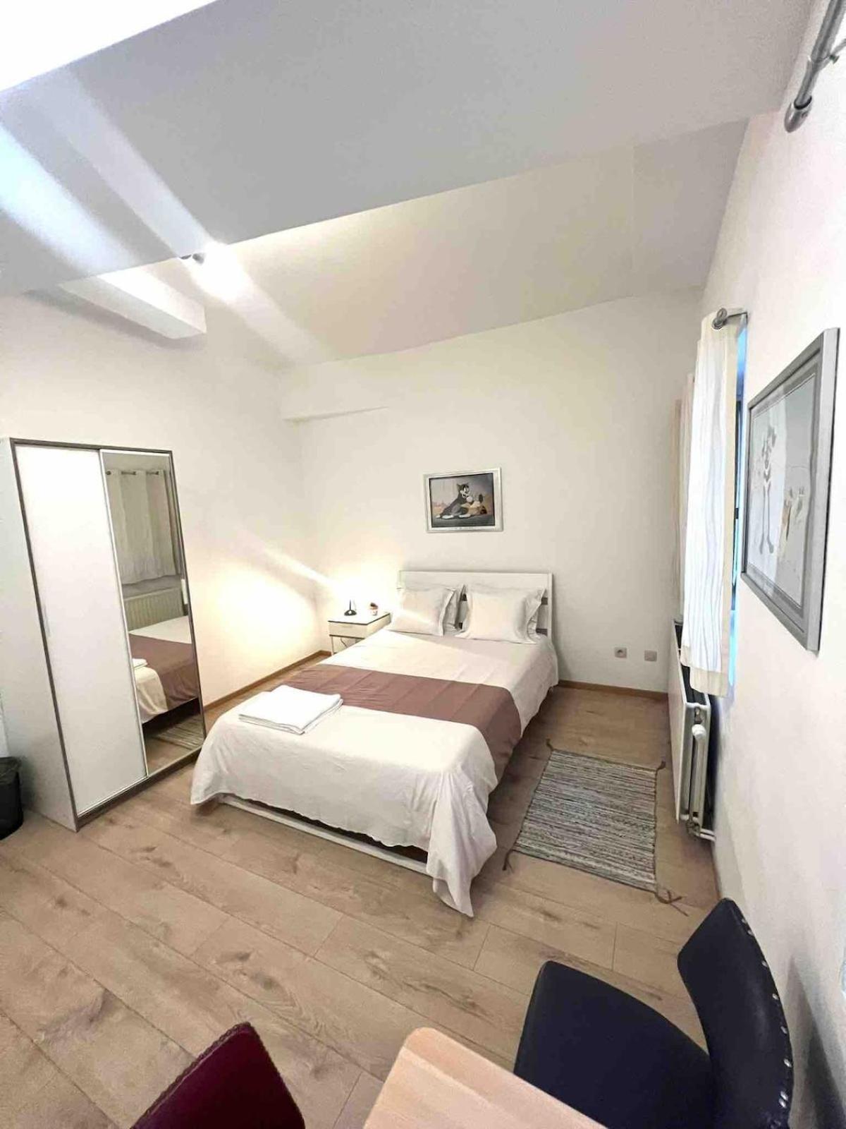 Centre De Bruxelles, A *