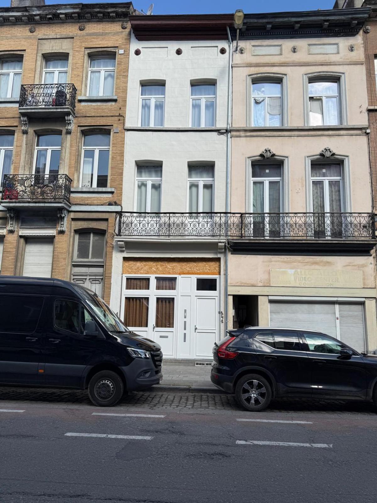 Magnifique Au 2eme Etage, A Proximite De La Gare Du Midi! *