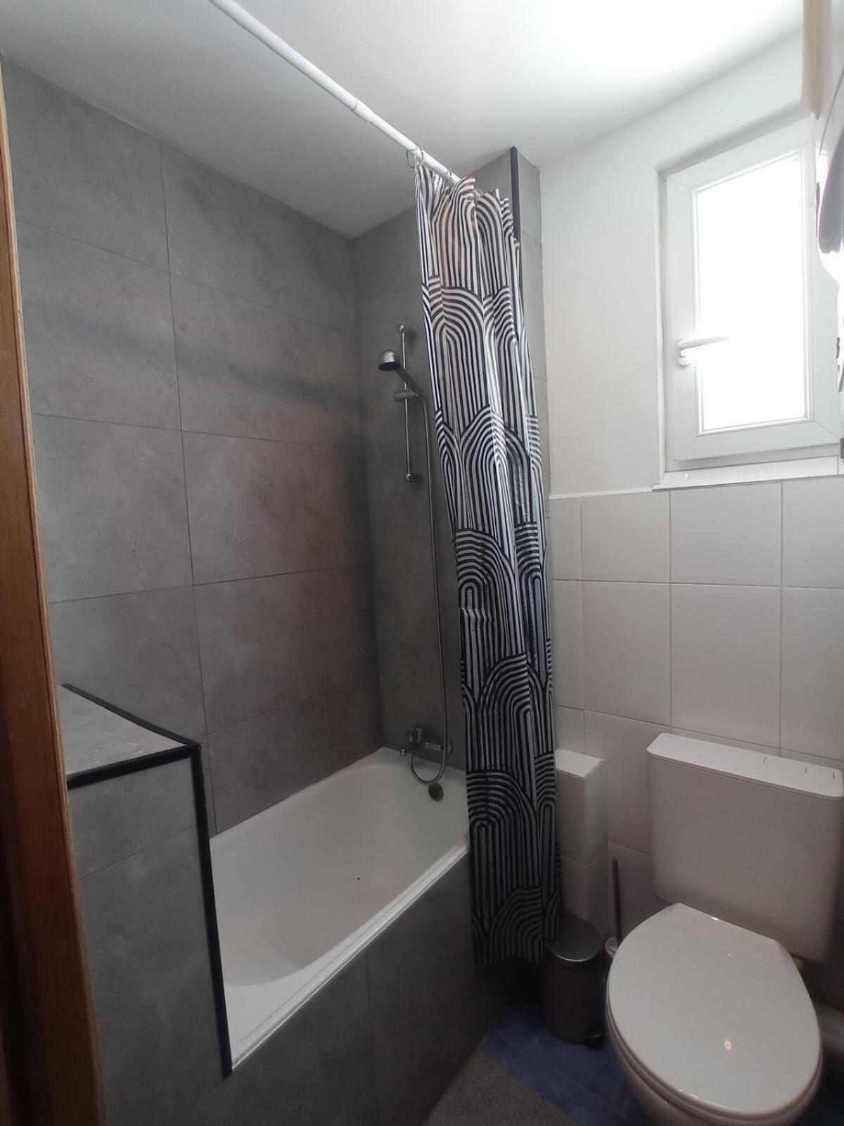 Cozy And Centrally Located *