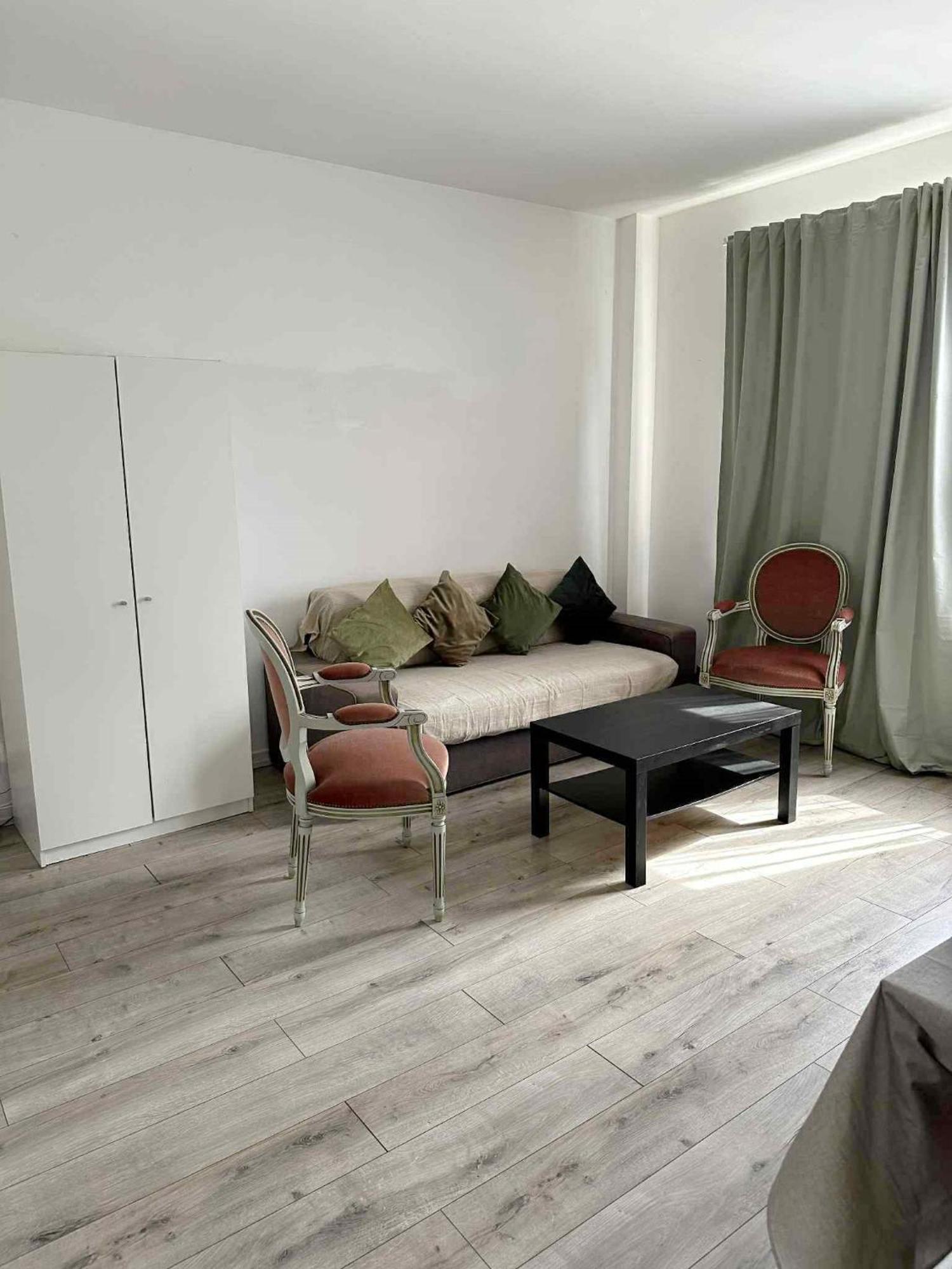 Quartier Ixelles - Metro Porte De Namur Brussels