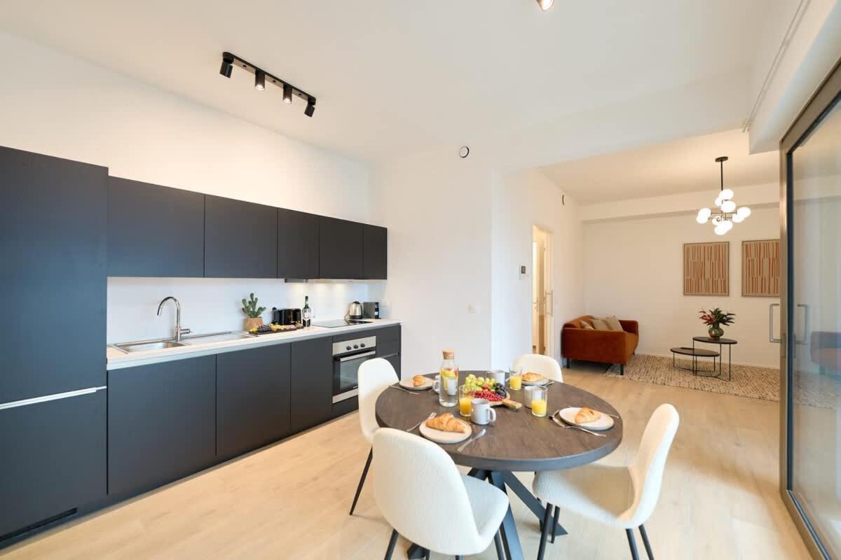 Apartment Brand New & Modern 1 Bedroom *