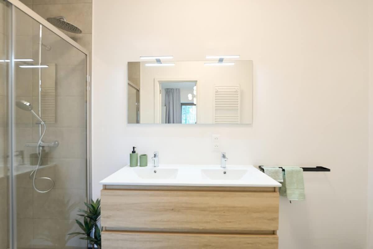 Brand New & Modern 1 Bedroom *
