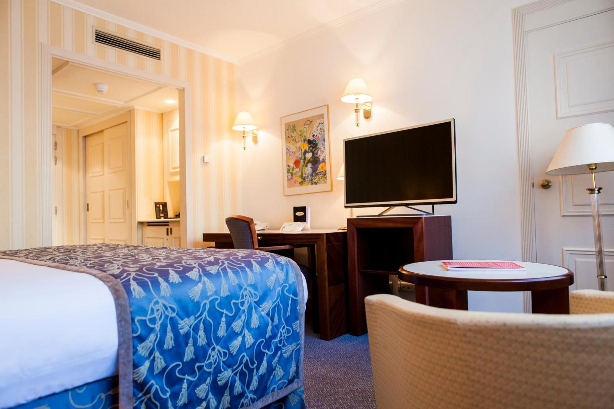 Le Chatelain Hotel 5*