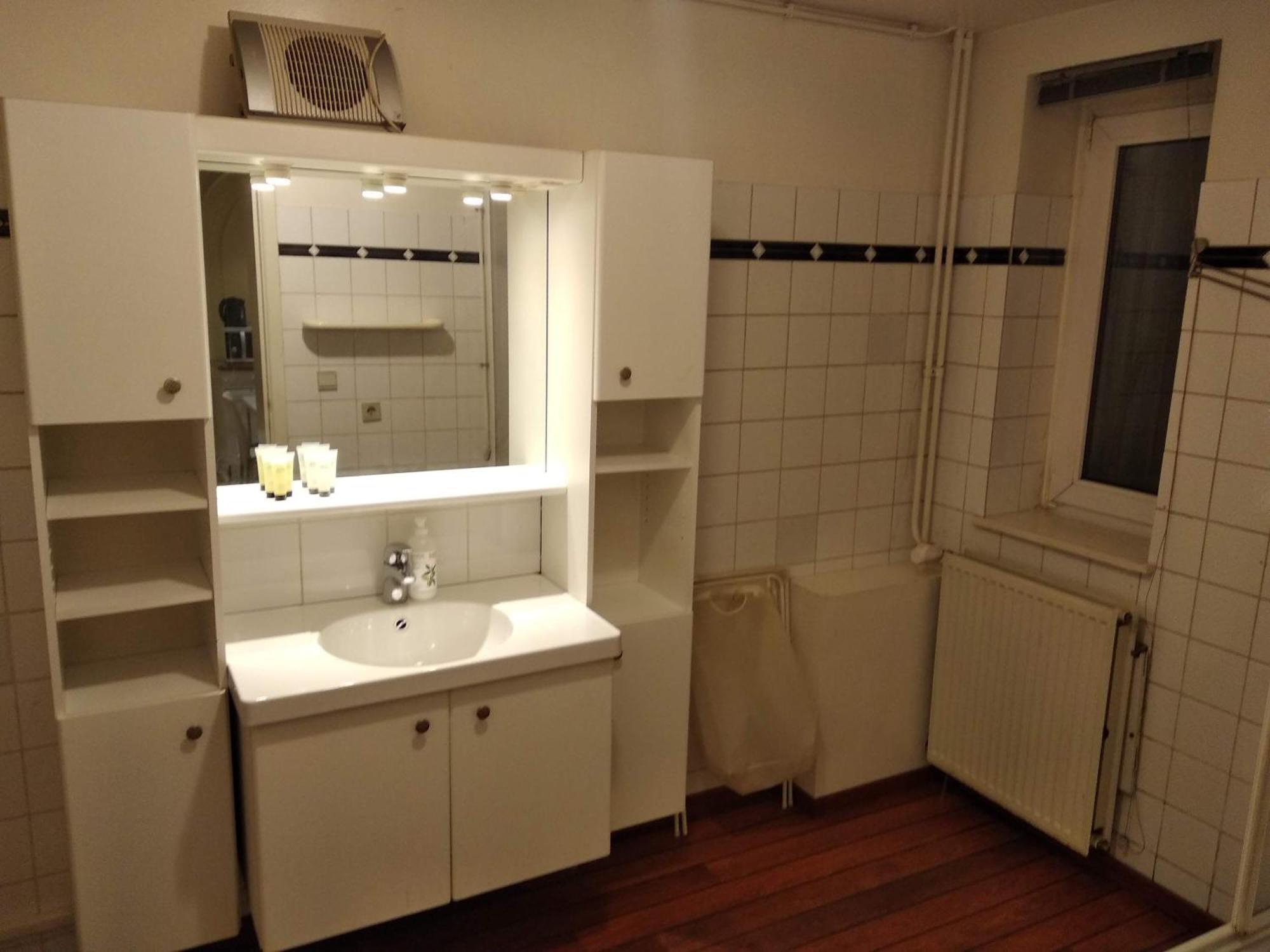 Apartment Modern Half-basement 1br Near Montgomery & Vub