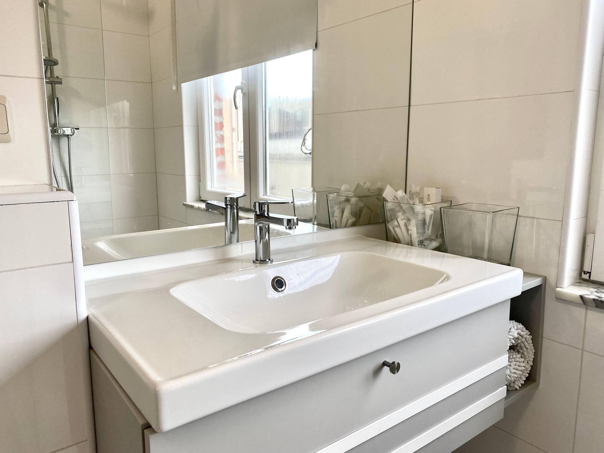 Wit Ii, Near Metro, Train N7670 *