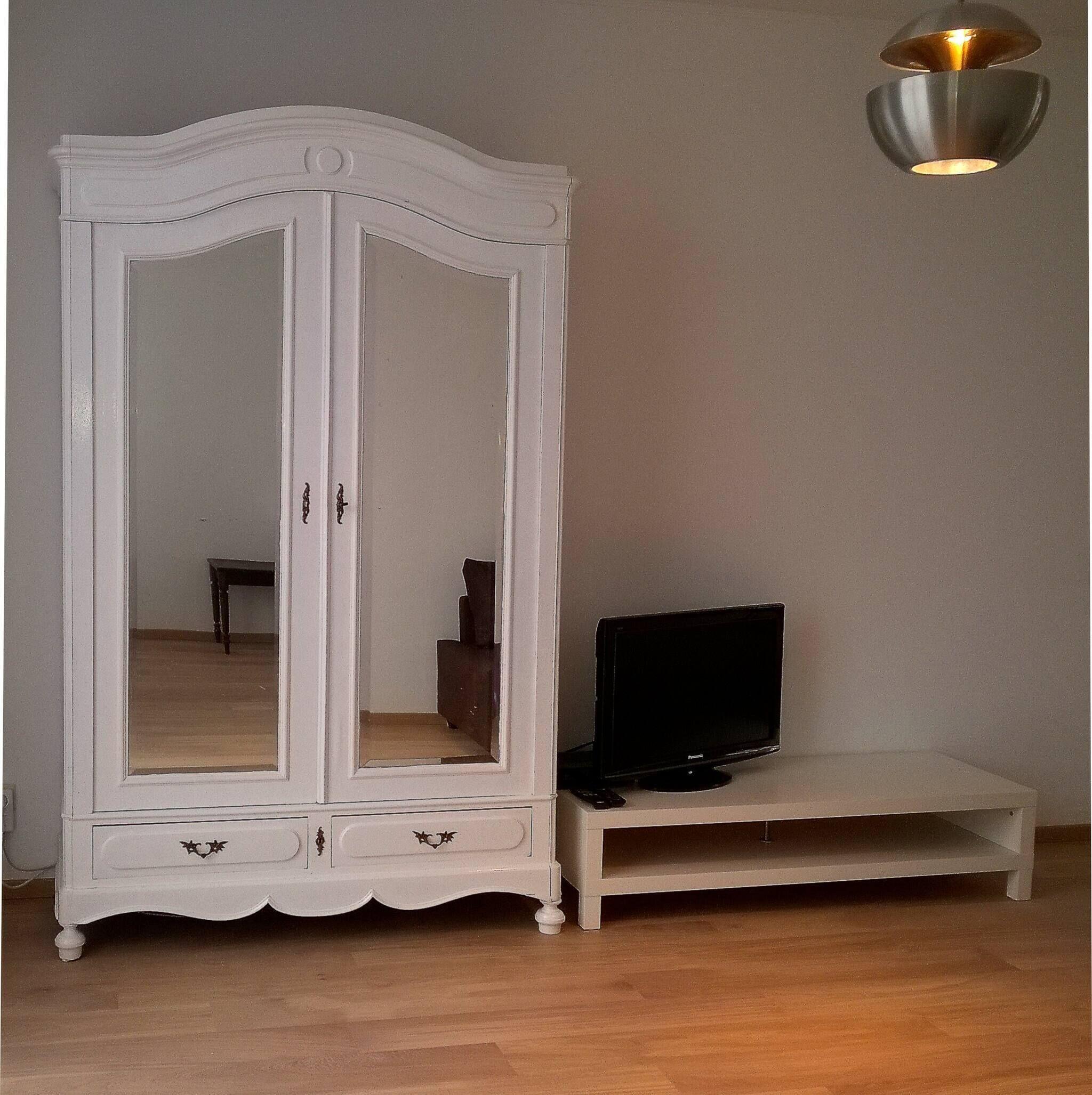 Apartment Almost White, Near Train, Metro N7688 Brussels